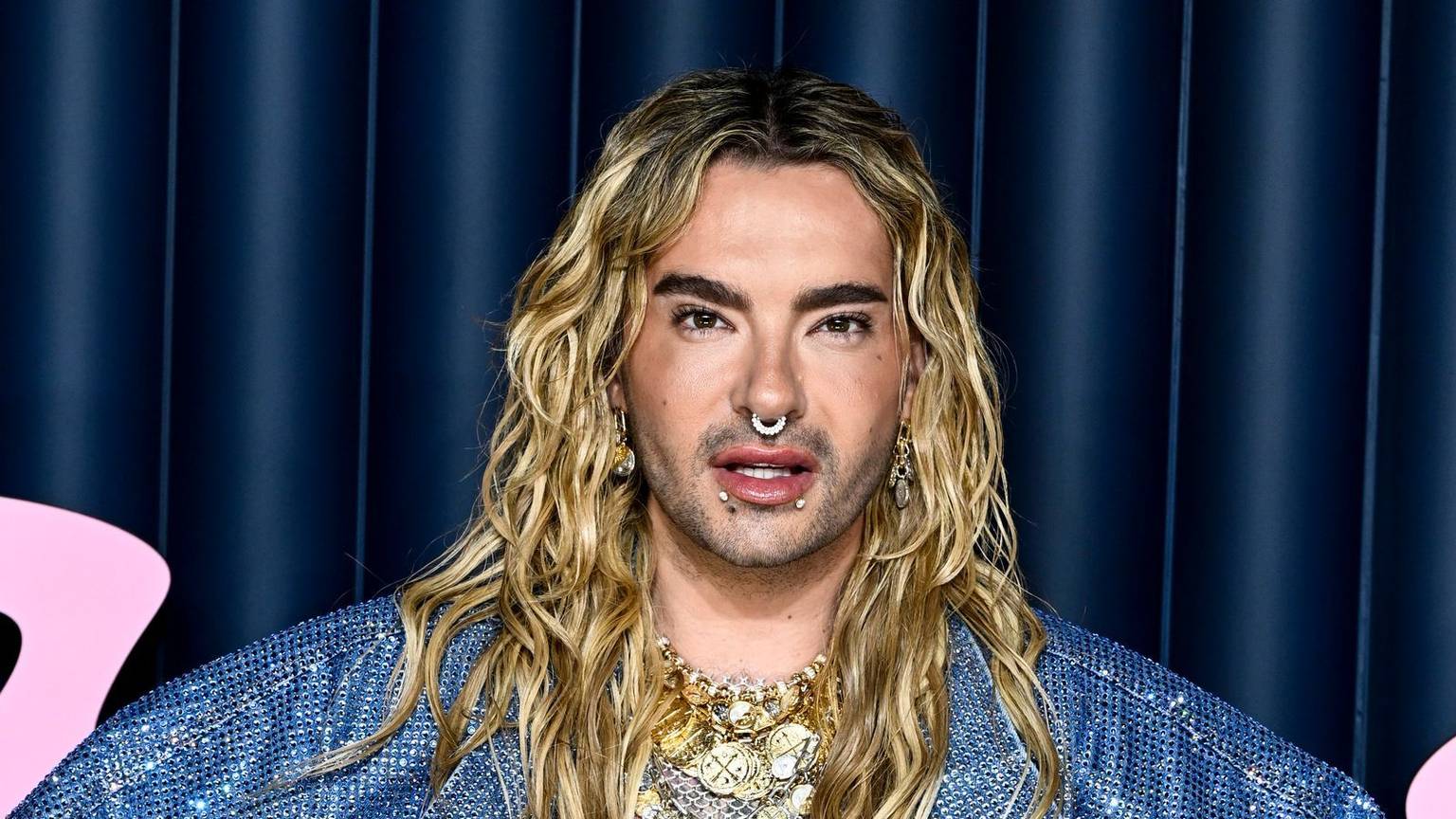 Bill Kaulitz zeigt sich in der Netflix-Serie „Kaulitz & Kaulitz“ von seiner privaten Seite. (Bild: Getty Images / Gareth Cattermole)