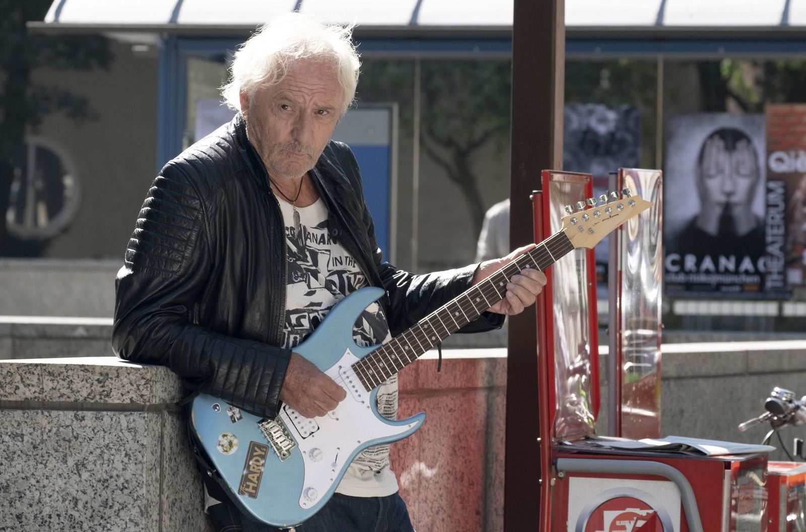 Keine Angst vor Unterhaltungsfilmen: Günther Maria Halmer als abgebrannter Lebenskünstler Hartmut in der ARD-Komödie „Mein Vater, der Esel und ich“. (Bild: ARD Degeto / Kerstin Stelter)