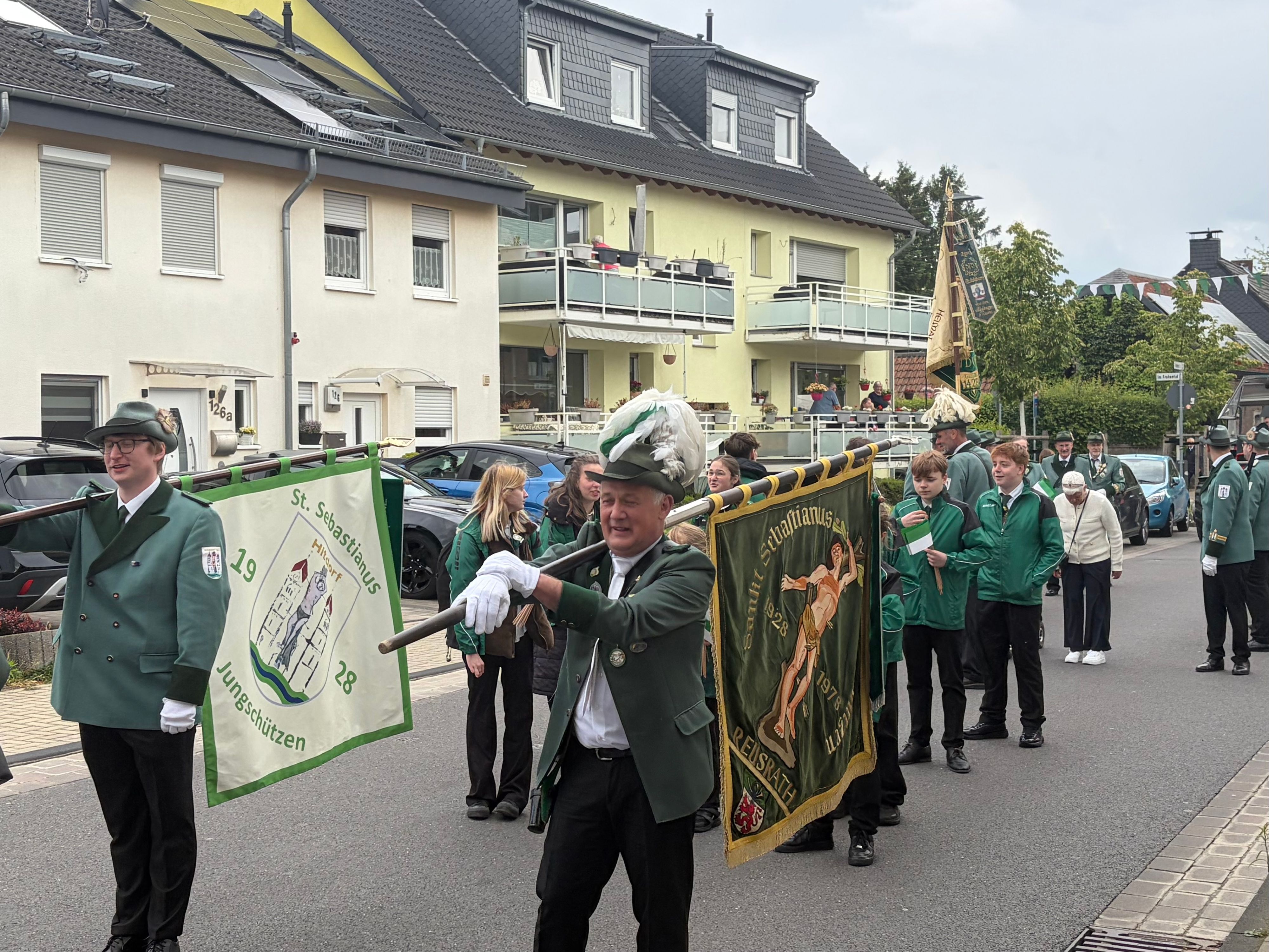 Unter Blasmusik marschierten die Hitdorfer Schützen durch die Straßen.