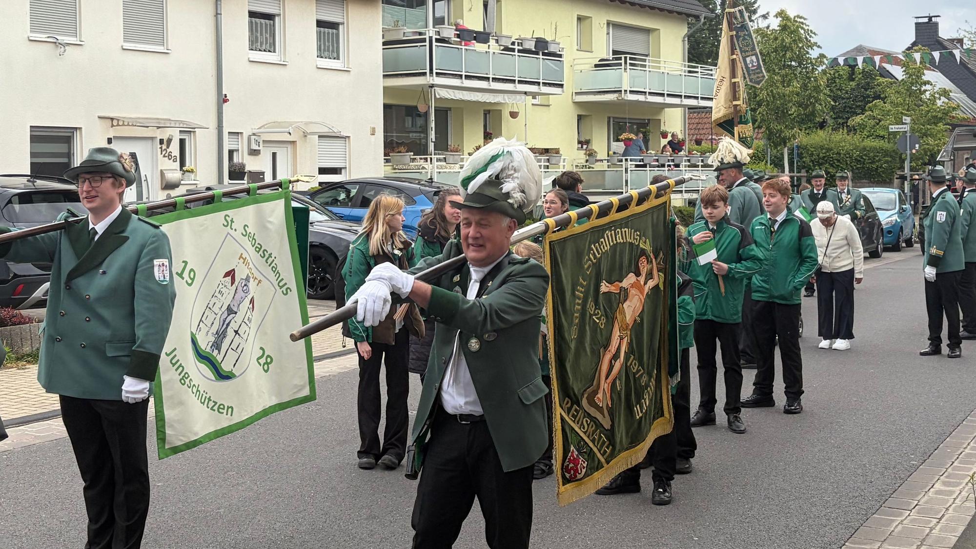 Unter Blasmusik marschierten die Hitdorfer Schützen durch die Straßen.