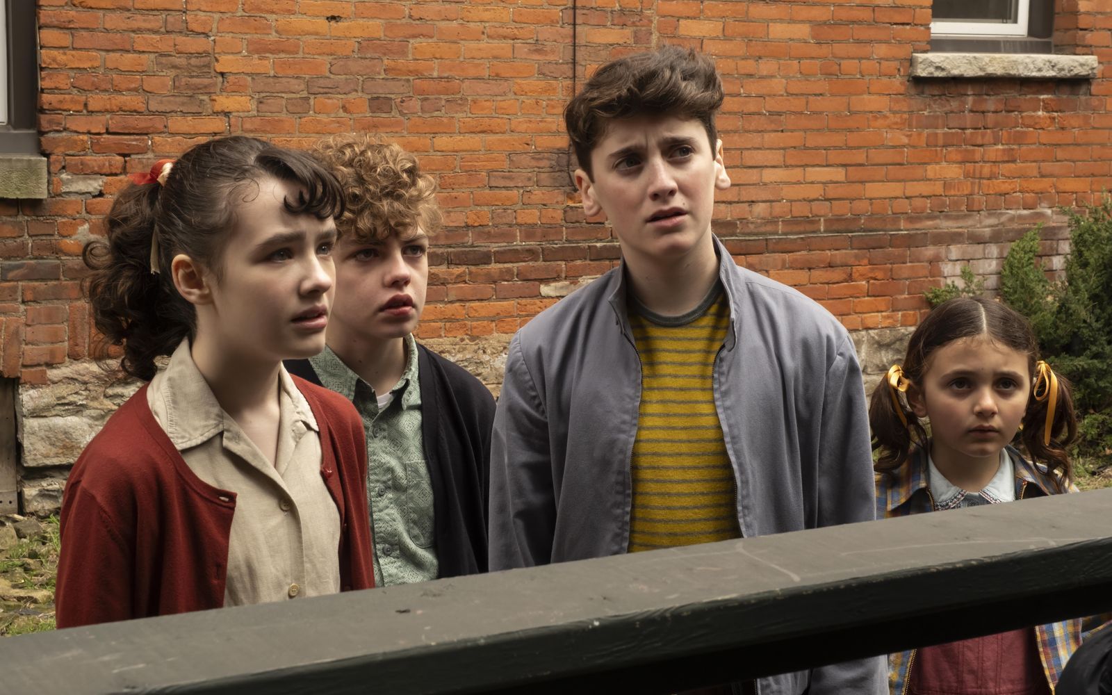 Eine Gruppe von Freunden steht im Fokus der neuen Serie „Es: Welcome To Derry“ (von links): Lily (Clara Stack),  Theodore (Mikkal Karim Fidler), Phil (Jack Molloy Legault) und seine kleine Schwester Susie (Matilda Legault) erwartet nichts weniger als das Grauen.

 (Bild: Warner Bros)