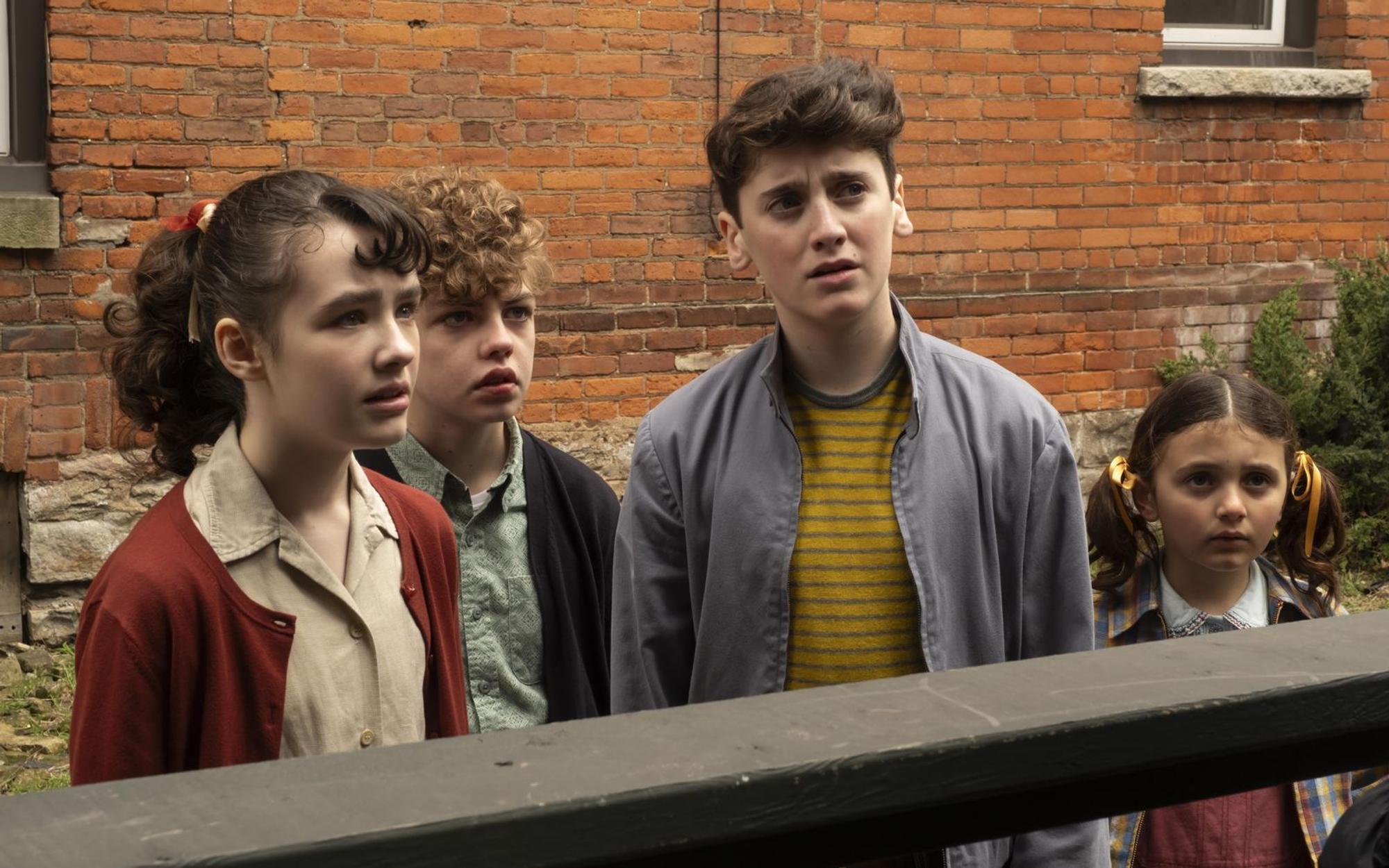 Eine Gruppe von Freunden steht im Fokus der neuen Serie „Es: Welcome To Derry“ (von links): Lily (Clara Stack), Theodore (Mikkal Karim Fidler), Phil (Jack Molloy Legault) und seine kleine Schwester Susie (Matilda Legault) erwartet nichts weniger als das Grauen.
(Bild: Warner Bros)