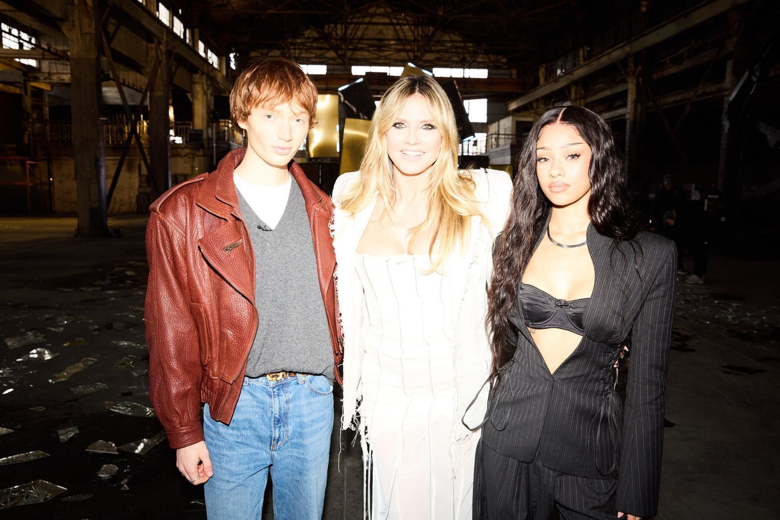 Heidi Klum (Mitte) wird bei der wichtigen Entscheidung, wer ins Halbfinale darf, von Male Model Calum Harper und Sängerin Manon Bannerman unterstützt. (Bild: ProSieben/Max Montgomery)