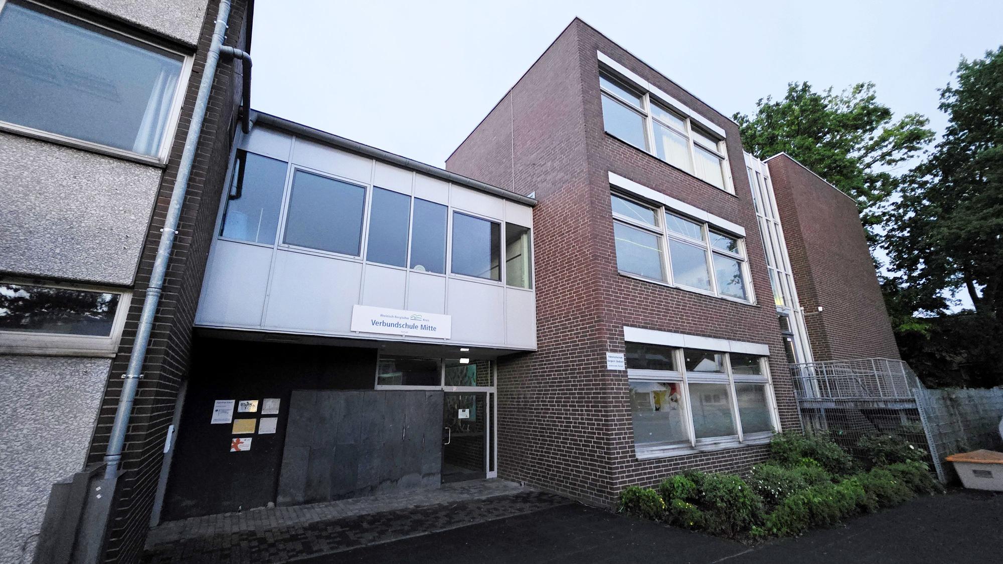 Das Foto zeigt den Eingang der bisherigen „Verbundschule Mitte“ des Rheinisch-Bergischen Kreises in Bergisch Gladbach-Refrath.