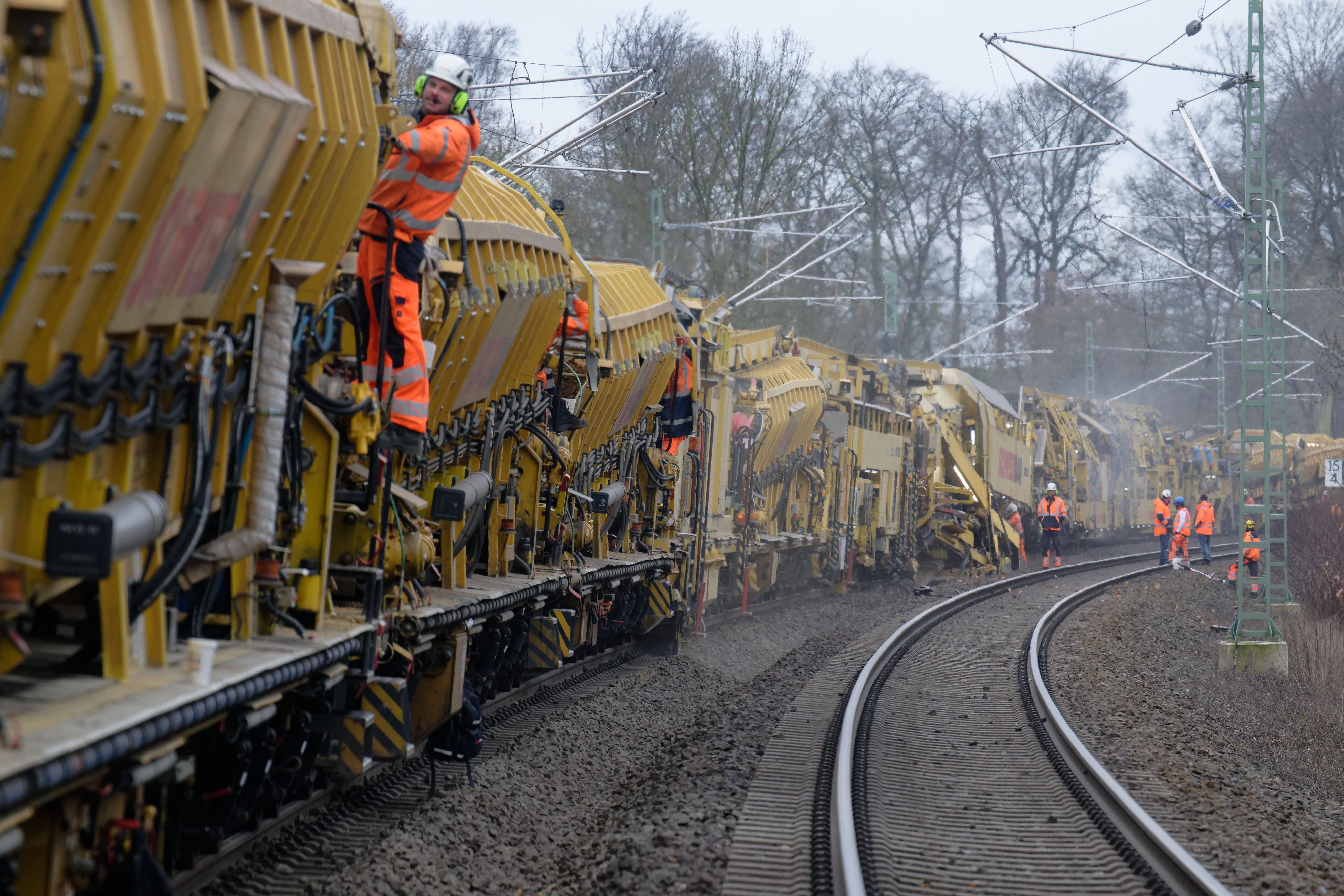 Eine sogenannte Planumsverbesserungsmaschine reinigt den Schotter und erneuert den Untergrund unter den Gleisen auf einer Bahnstrecke zwischen Leverkusen Opladen und Leichlingen, aufgenommen bei einem Fototermin zur Generalsanierung der Bahnstrecke Köln-Hagen. (Archivbild)