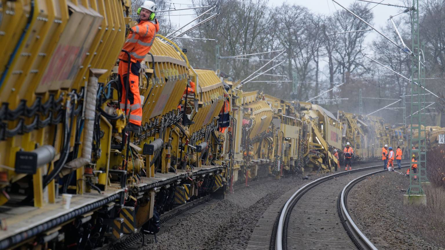 Eine sogenannte Planumsverbesserungsmaschine reinigt den Schotter und erneuert den Untergrund unter den Gleisen auf einer Bahnstrecke zwischen Leverkusen Opladen und Leichlingen, aufgenommen bei einem Fototermin zur Generalsanierung der Bahnstrecke Köln-Hagen. (Archivbild)
