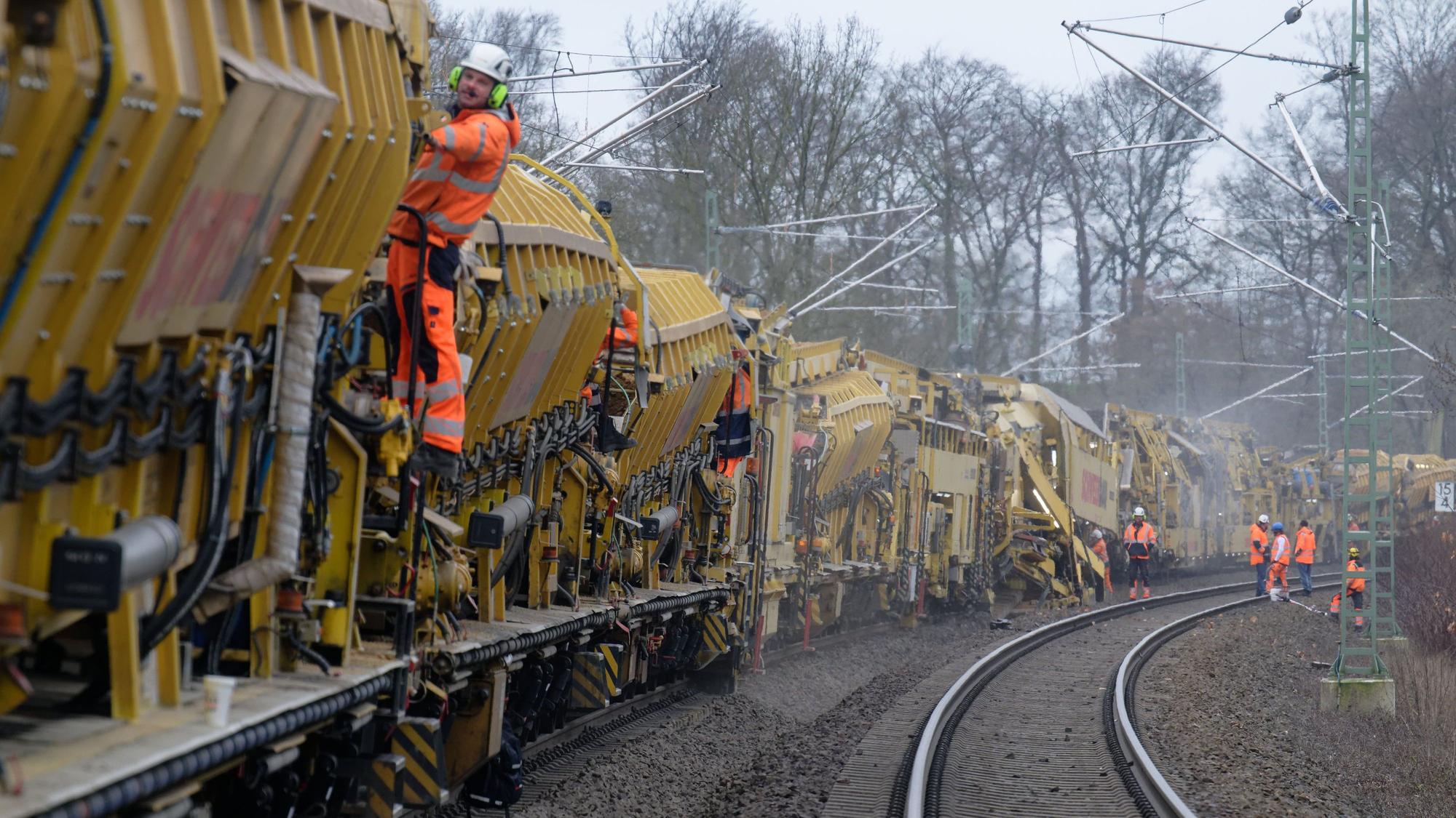 Eine sogenannte Planumsverbesserungsmaschine reinigt den Schotter und erneuert den Untergrund unter den Gleisen auf einer Bahnstrecke zwischen Leverkusen Opladen und Leichlingen, aufgenommen bei einem Fototermin zur Generalsanierung der Bahnstrecke Köln-Hagen. (Archivbild)