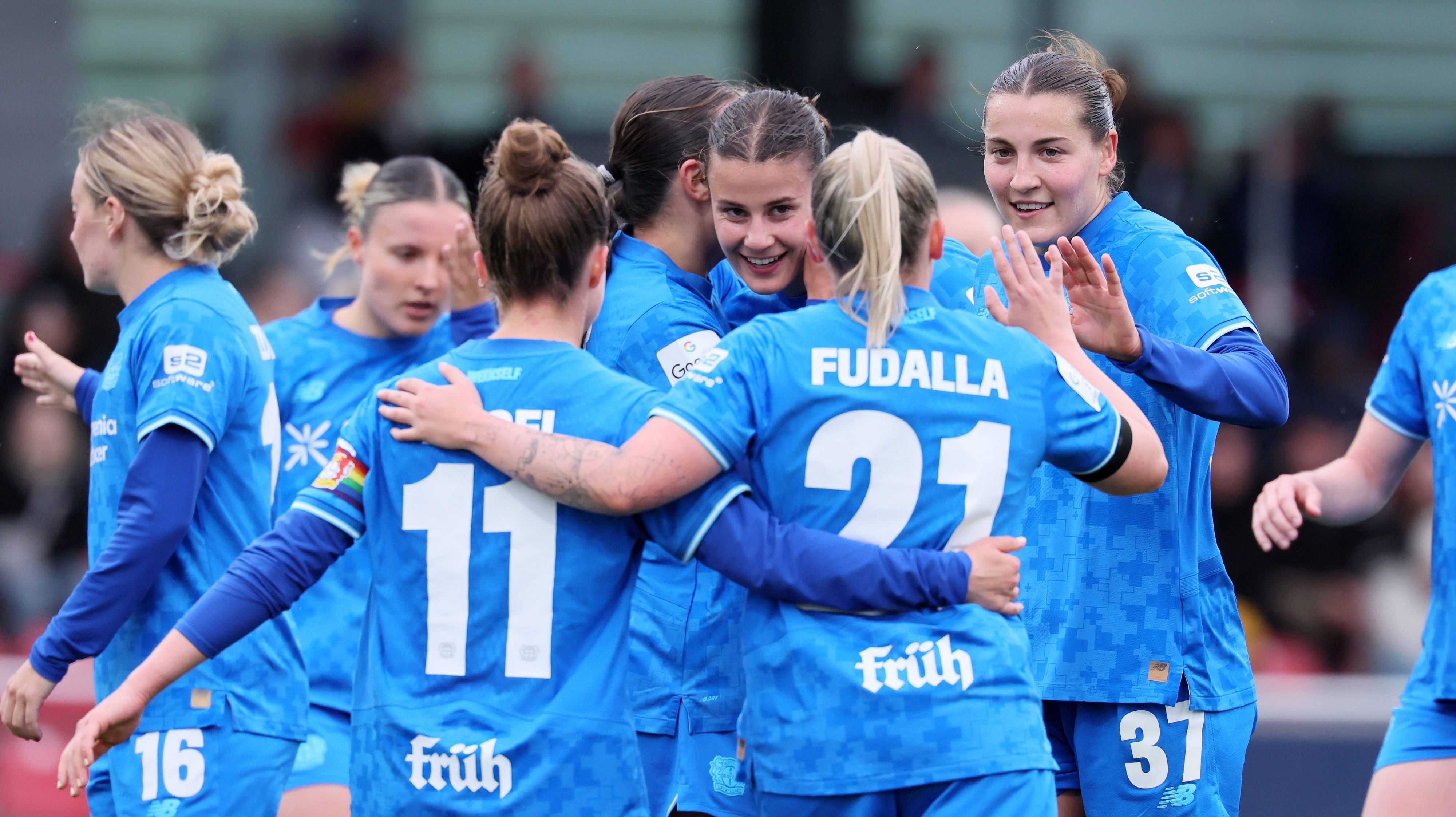 Leipzig, 11.05.2025, Red Bull Campus, Fußball, 1.Bundesliga, Frauen 25.Spieltag , RB Leipzig vs. Bayer 04 Leverkusen , Im Bild Tor für Leverkusen. Katharina Piljic  6, LEV trifft zum 1:2 und jubelt mit den Teamkollegen. , Nur zur redaktionellen Nutzung. Only editorial use. , DFL / DFB regulations prohibit any use of photographs as image sequences and/or quasi-video. , *** Leipzig, 11 05 2025, Red Bull Campus, Soccer, 1 Bundesliga, Women 25 Matchday , RB Leipzig vs Bayer 04 Leverkusen , In the picture Goal for Leverkusen Katharina Piljic 6, LEV scores 1 2 and cheers with teammates , For editorial use only Only editorial use , DFL DFB regulations prohibit any use of photographs as image sequences and or quasi video ,