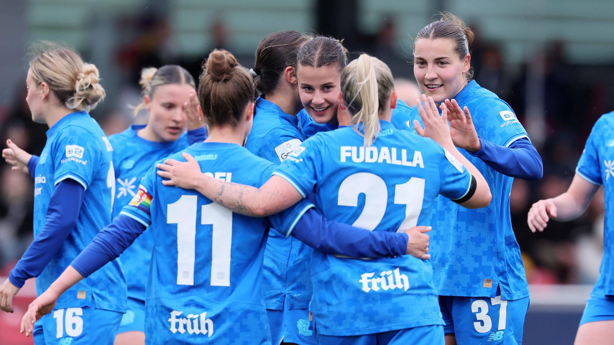 Leipzig, 11.05.2025, Red Bull Campus, Fußball, 1.Bundesliga, Frauen 25.Spieltag , RB Leipzig vs. Bayer 04 Leverkusen , Im Bild Tor für Leverkusen. Katharina Piljic 6, LEV trifft zum 1:2 und jubelt mit den Teamkollegen. , Nur zur redaktionellen Nutzung. Only editorial use. , DFL / DFB regulations prohibit any use of photographs as image sequences and/or quasi-video. , *** Leipzig, 11 05 2025, Red Bull Campus, Soccer, 1 Bundesliga, Women 25 Matchday , RB Leipzig vs Bayer 04 Leverkusen , In the picture Goal for Leverkusen Katharina Piljic 6, LEV scores 1 2 and cheers with teammates , For editorial use only Only editorial use , DFL DFB regulations prohibit any use of photographs as image sequences and or quasi video ,