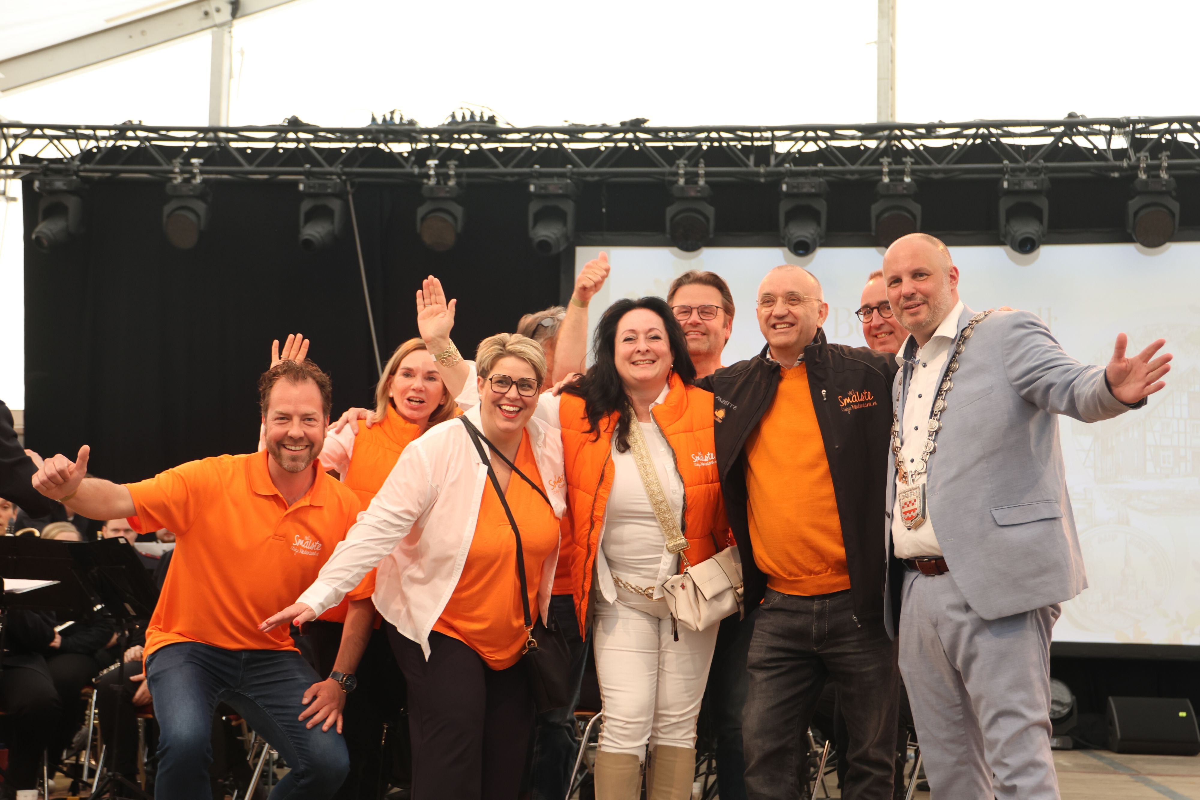 Foto einer Neustadt-Gruppe auf einer Bühne.