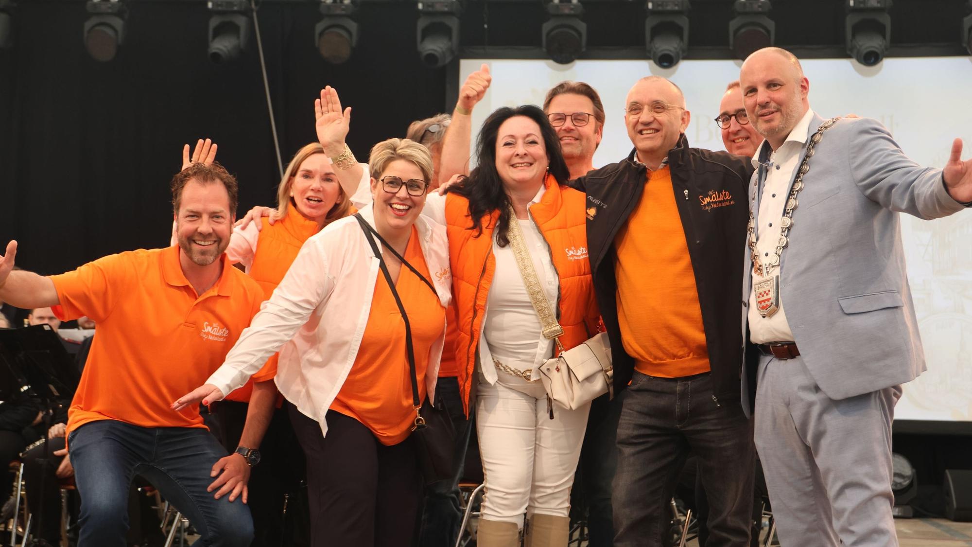 Foto einer Neustadt-Gruppe auf einer Bühne.