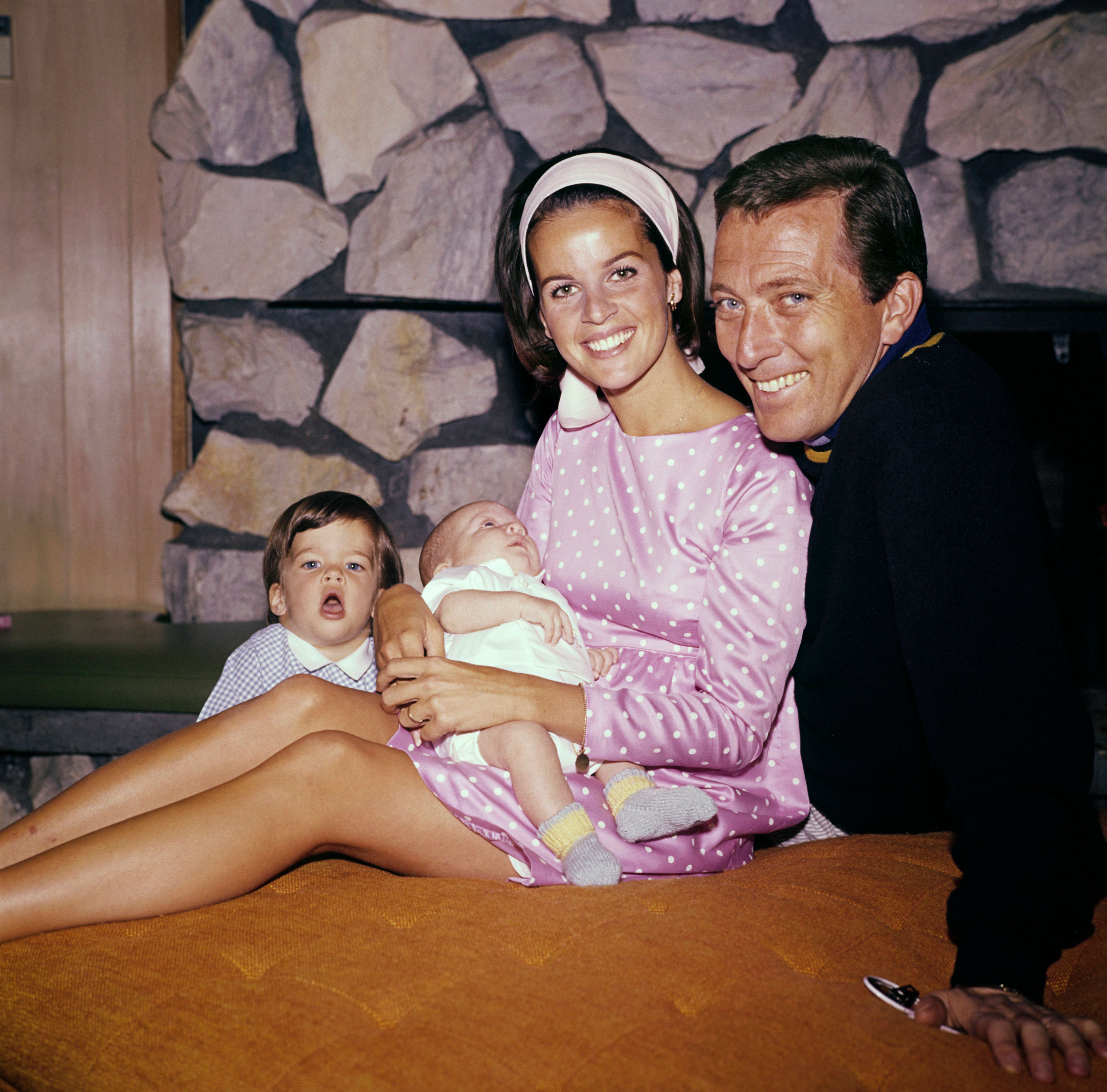 Andy Williams und Claudine Longet posieren mit ihren Kindern.