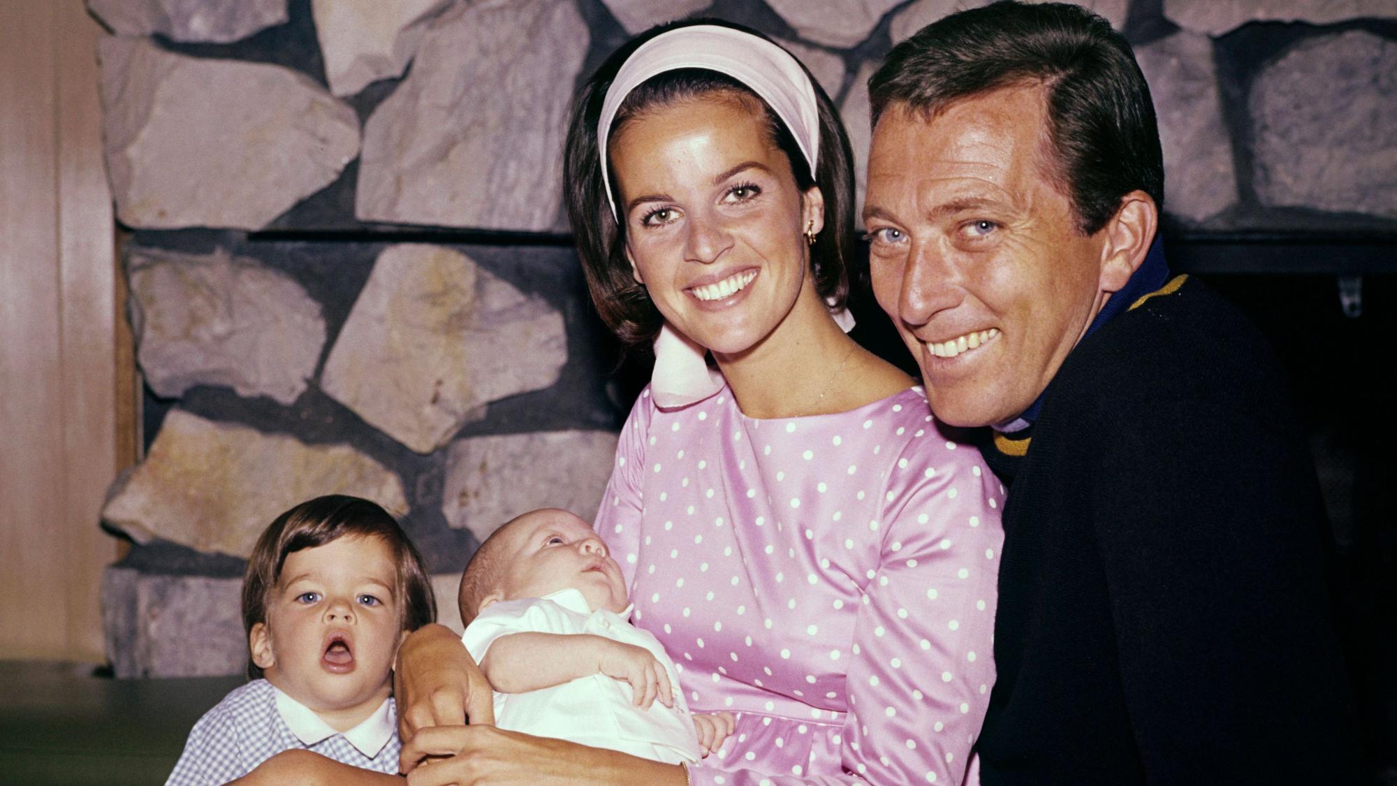 Andy Williams und Claudine Longet posieren mit ihren Kindern.