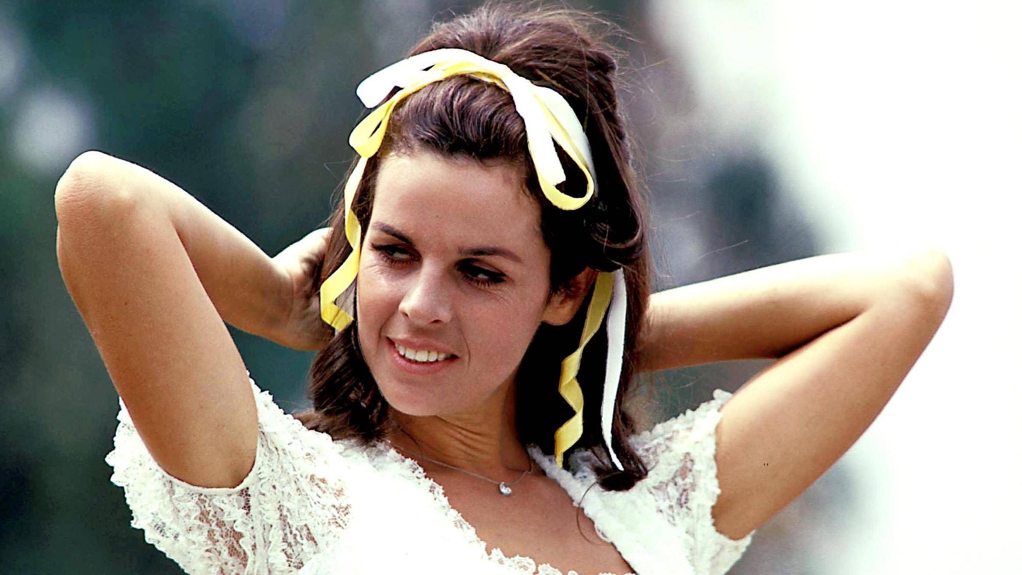 Claudine Longet posiert.