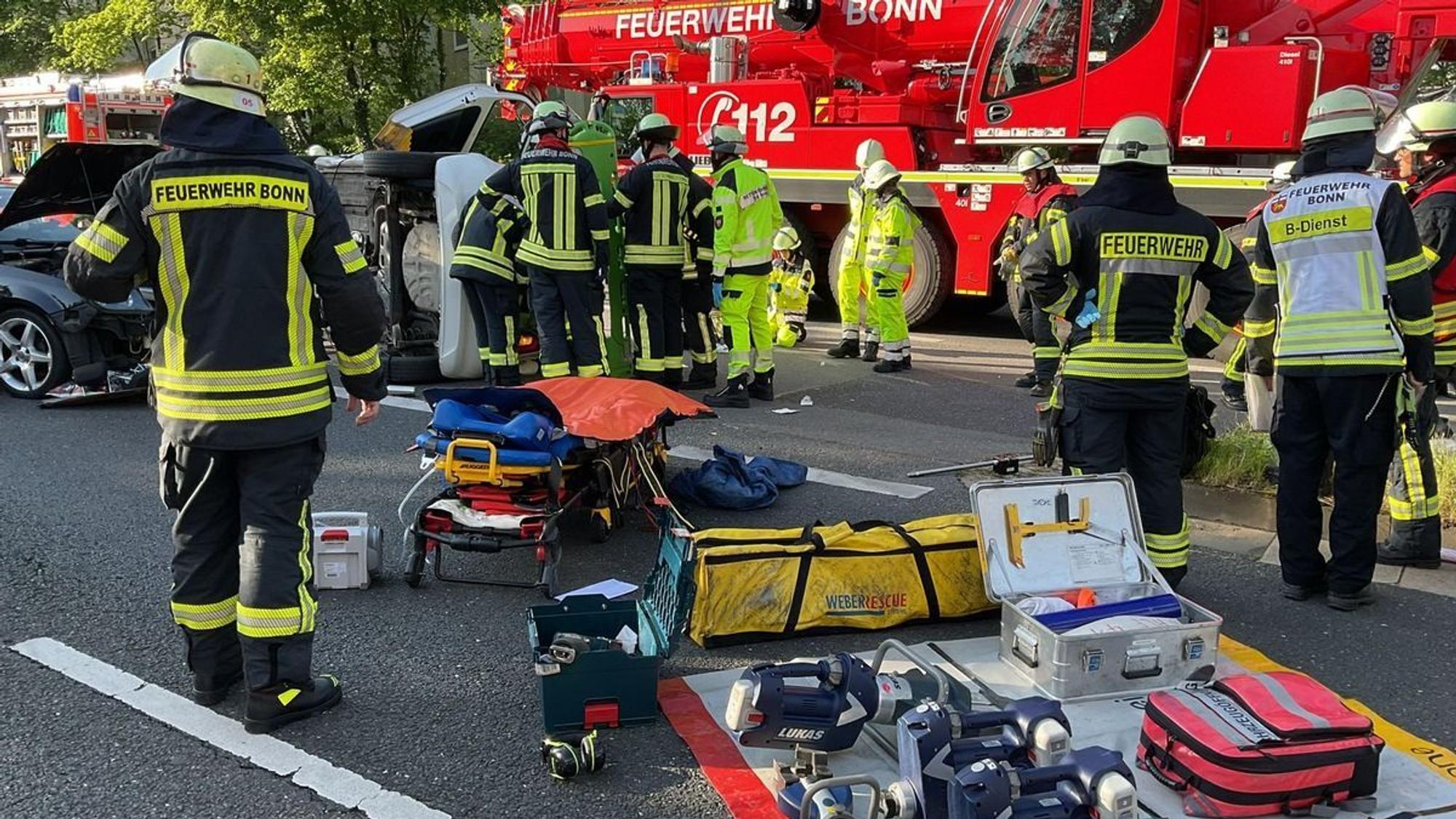 Die Feuerwehr und der Rettungsdienst befreien drei Personen aus einem verunfallten PKW.