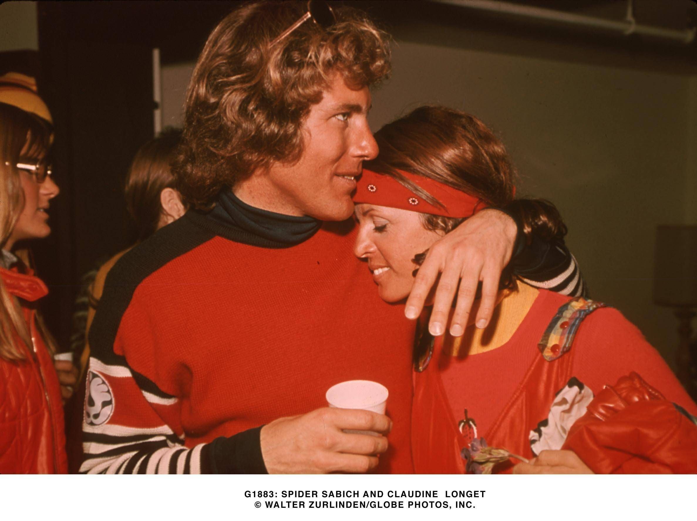 Anfang der 1970er Jahre waren Sängerin Claudine Longet (r) und Skistar Vladimir „Spider“ Sabich in der amerikanischen Szene aus Sport, Musik und Jetset ein viel fotografiertes Traumpaar.
