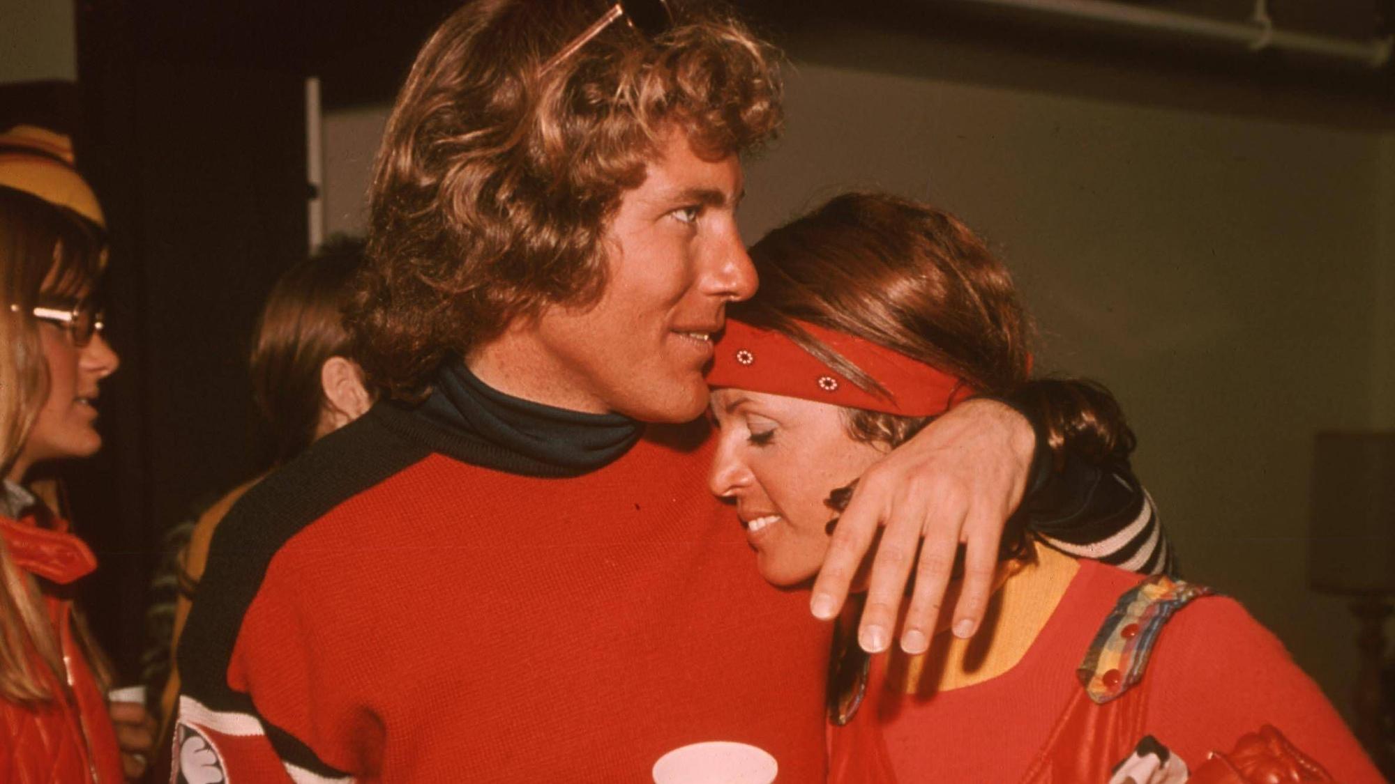 Anfang der 1970er Jahre waren Sängerin Claudine Longet (r) und Skistar Vladimir „Spider“ Sabich in der amerikanischen Szene aus Sport, Musik und Jetset ein viel fotografiertes Traumpaar.
