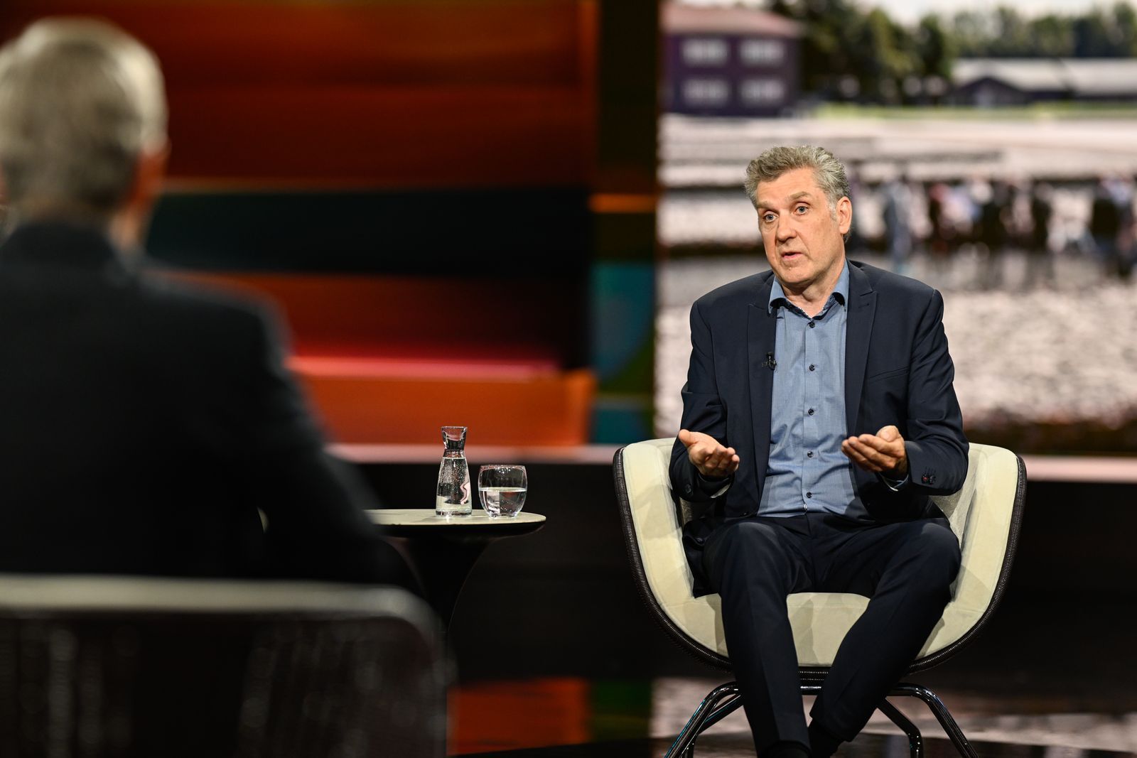 Historiker Oliver von Wrochem machte unter anderem den Angriff der Hamas auf Israel für den wachsenden Antisemitismus im Land verantwortlich. (Bild: ZDF / Markus Hertrich)