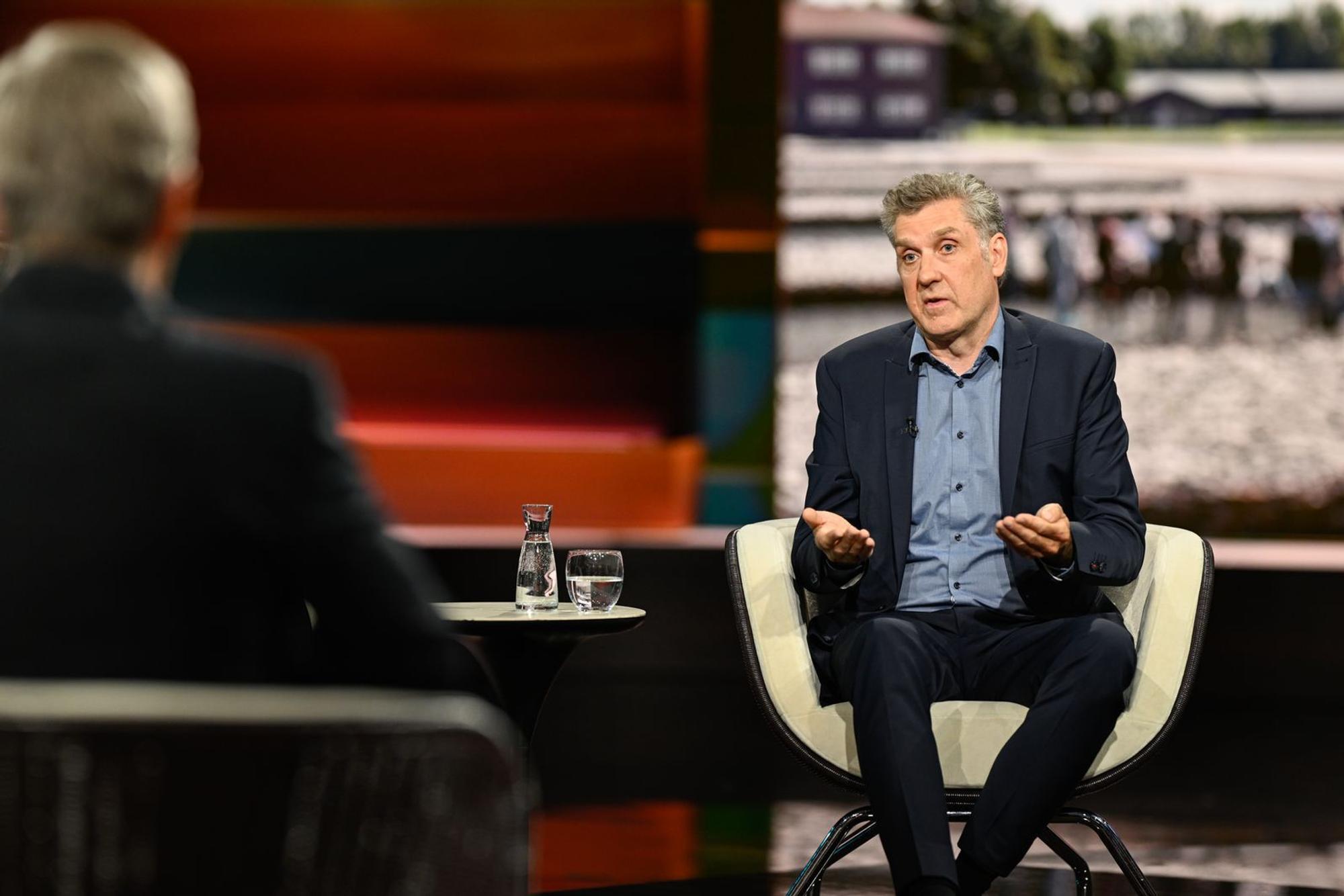 Historiker Oliver von Wrochem machte unter anderem den Angriff der Hamas auf Israel für den wachsenden Antisemitismus im Land verantwortlich. (Bild: ZDF / Markus Hertrich)