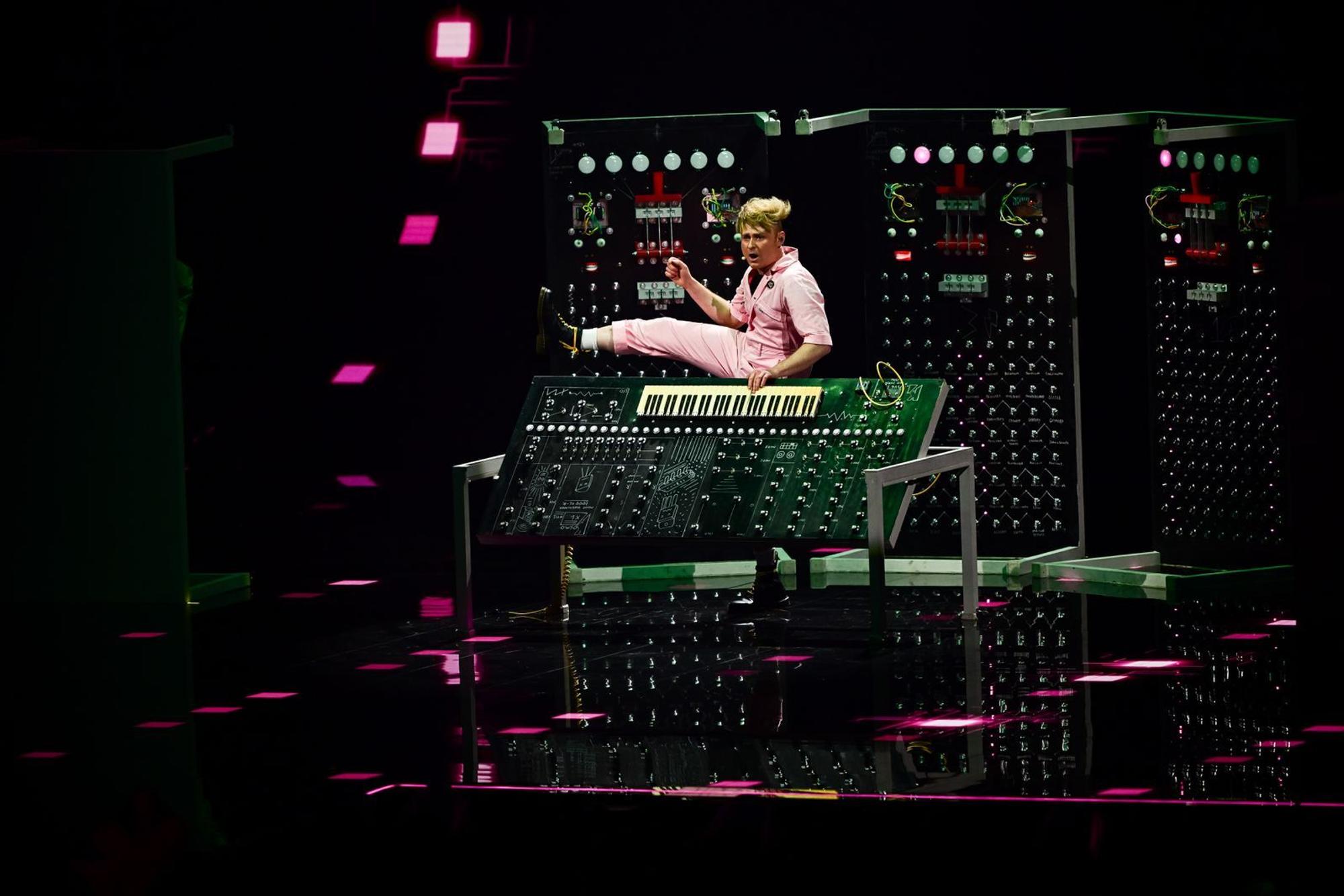 Auch LOOK MUM NO COMPUTER kann ohne zu zittern seinen Song „Eins, zwei, drei“ für das Vereinigten Königreich vorstellen. (Bild: 2026 Getty Images/Christian Bruna)