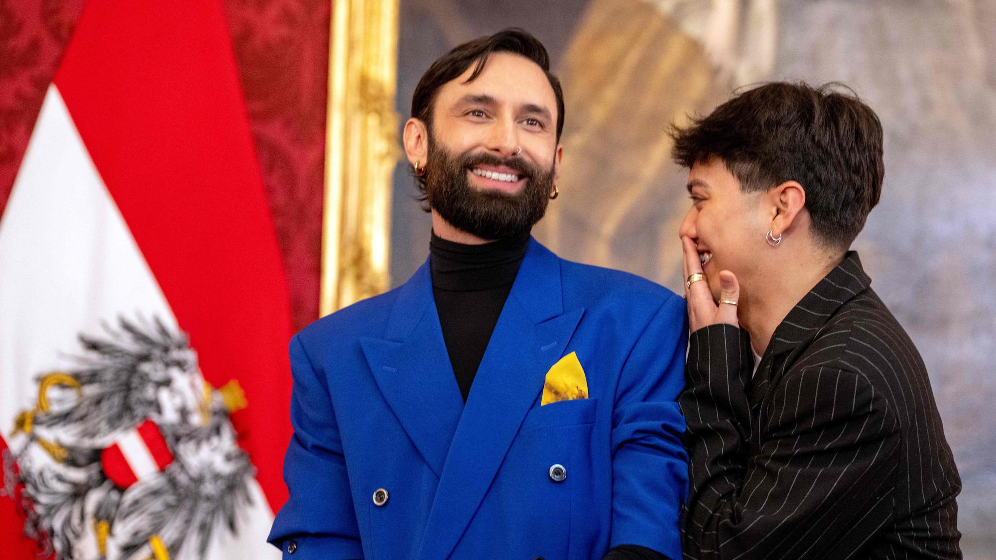 ESC-Gipfel in Wien: Vorjahressieger JJ und Conchita Wurst beim Empfang des Bundespräsidenten in der Hofburg.