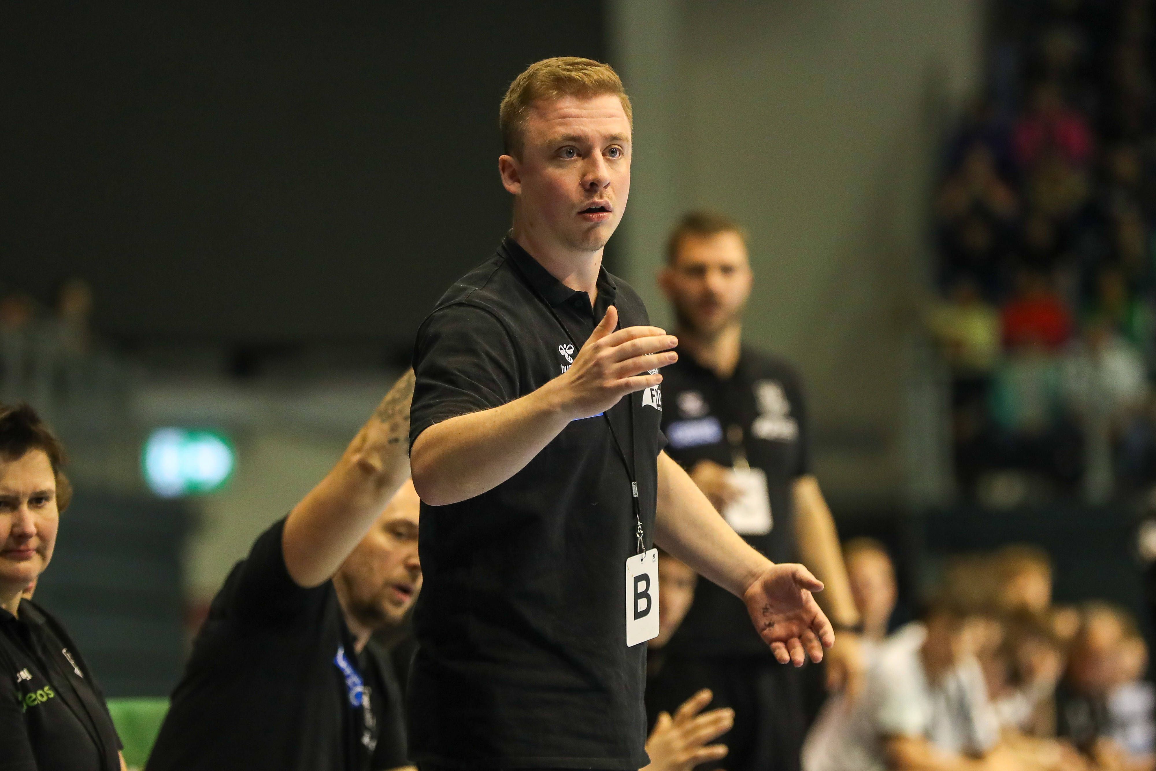08.05.2026, xgox, Handball - A-Junioren-Bundesliga Finale SC Magdeburg - THW Kiel v.l. Aaron Hahn Magdeburg, Trainer gibt Anweisungen, gestikuliert mit den Armen, gesticulate, gives instructions Magdeburg *** 08 05 2026, xgox, Handball A Junior Bundesliga Final SC Magdeburg THW Kiel v l Aaron Hahn Magdeburg, coach gives instructions, gesticulates with arms, gives instructions Magdeburg