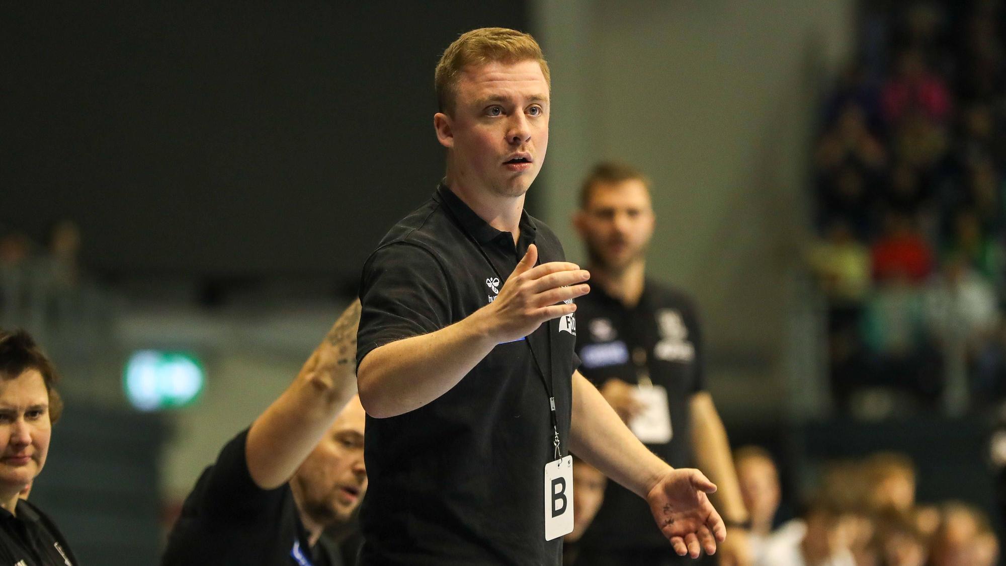 08.05.2026, xgox, Handball - A-Junioren-Bundesliga Finale SC Magdeburg - THW Kiel v.l. Aaron Hahn Magdeburg, Trainer gibt Anweisungen, gestikuliert mit den Armen, gesticulate, gives instructions Magdeburg *** 08 05 2026, xgox, Handball A Junior Bundesliga Final SC Magdeburg THW Kiel v l Aaron Hahn Magdeburg, coach gives instructions, gesticulates with arms, gives instructions Magdeburg