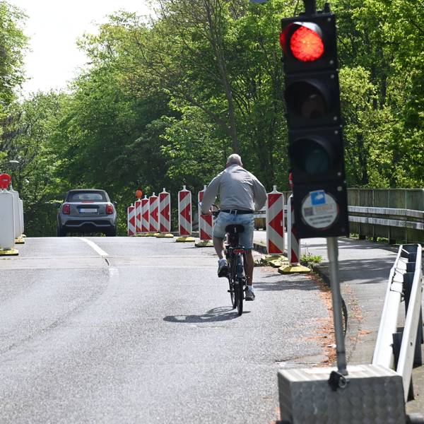 Die Brücke der Straße Am Flachsrosterweg in Köln-Höhenhaus über die dortigen Eisenbahngleise wird vorerst ersatzlos abgerissen.