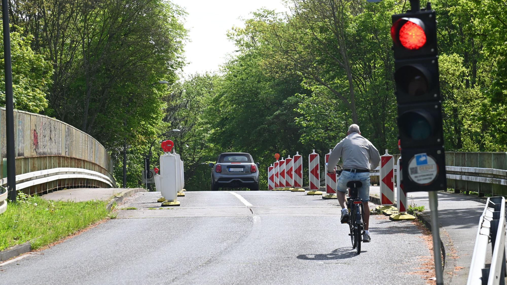 Die Brücke der Straße Am Flachsrosterweg in Köln-Höhenhaus über die dortigen Eisenbahngleise wird vorerst ersatzlos abgerissen.