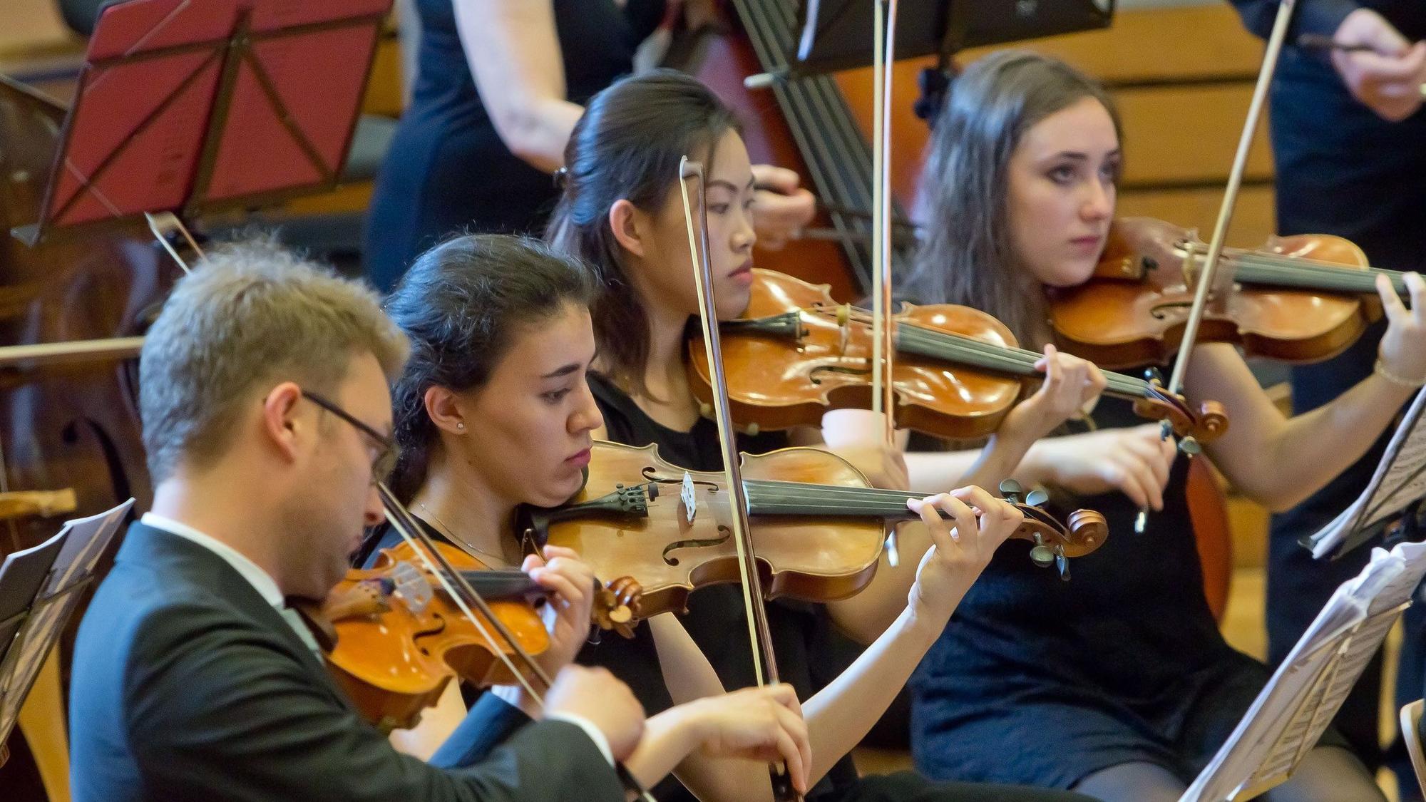 Das Archivfoto zeigt vier Streichmusiker des Jungen Orchesters NRW.