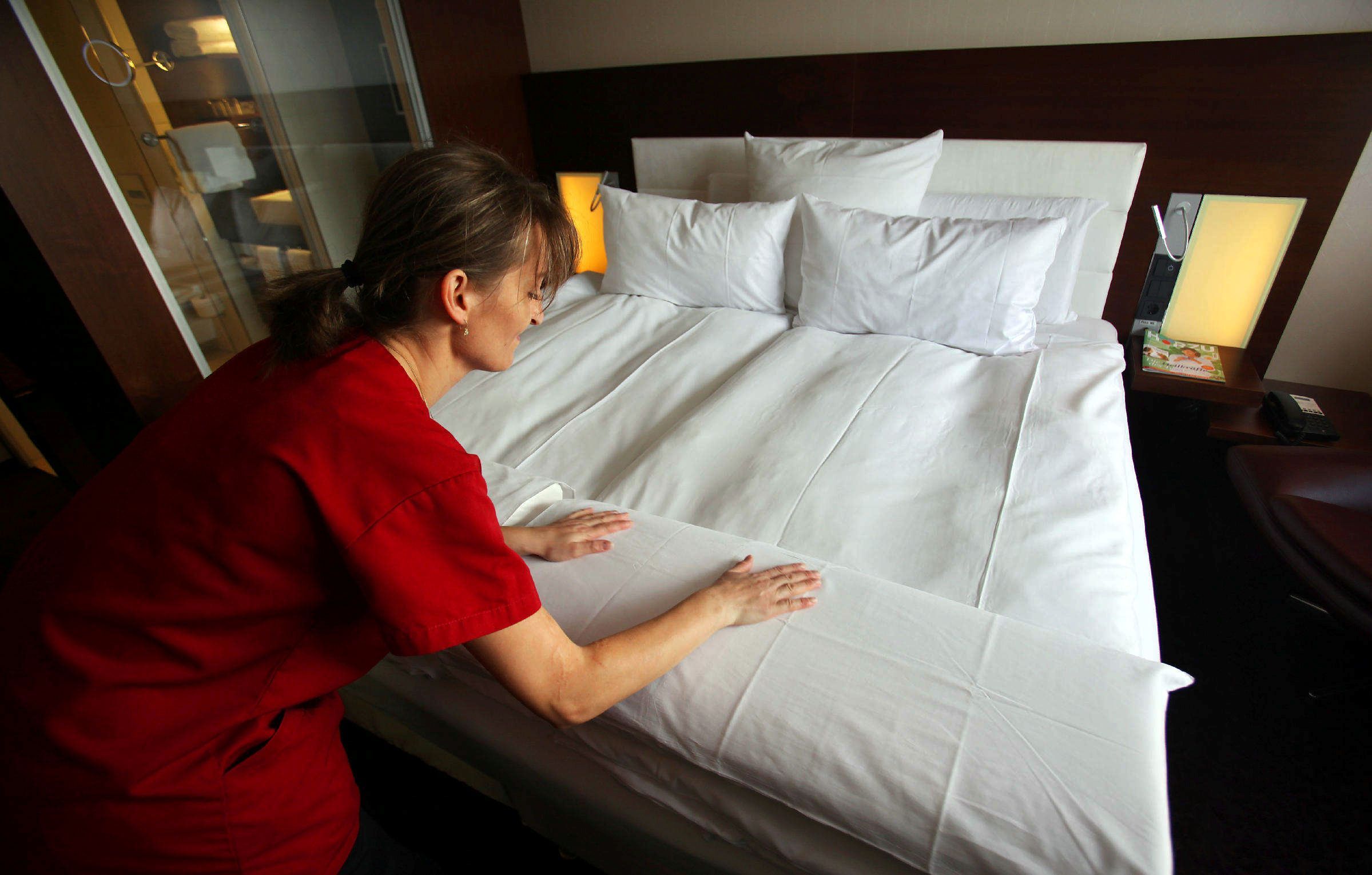 Ein Zimmermädchen macht  in einem Hotel das Bett. (Symbolbild)