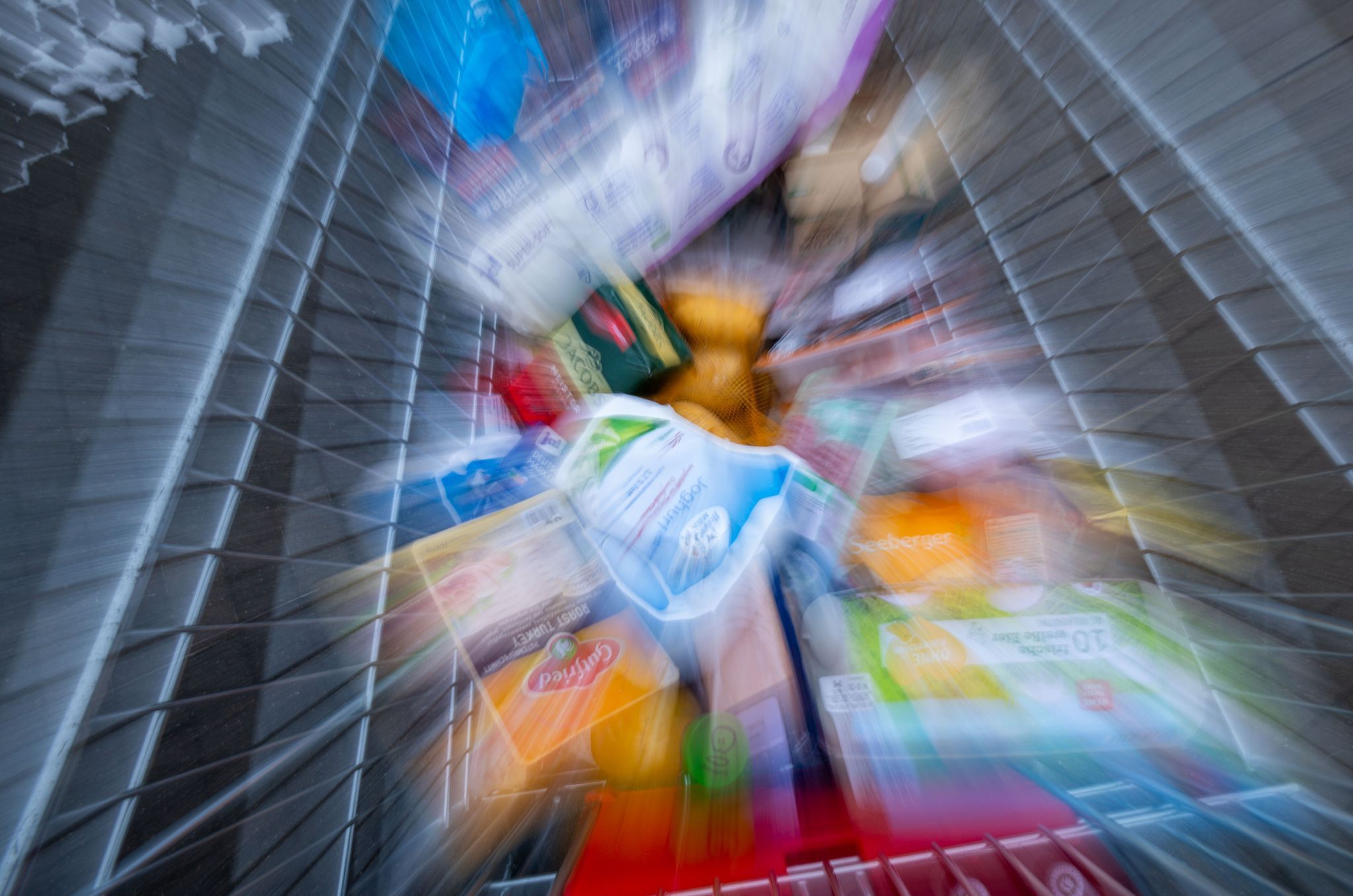 Lebensmittel liegen in einem Einkaufswagen