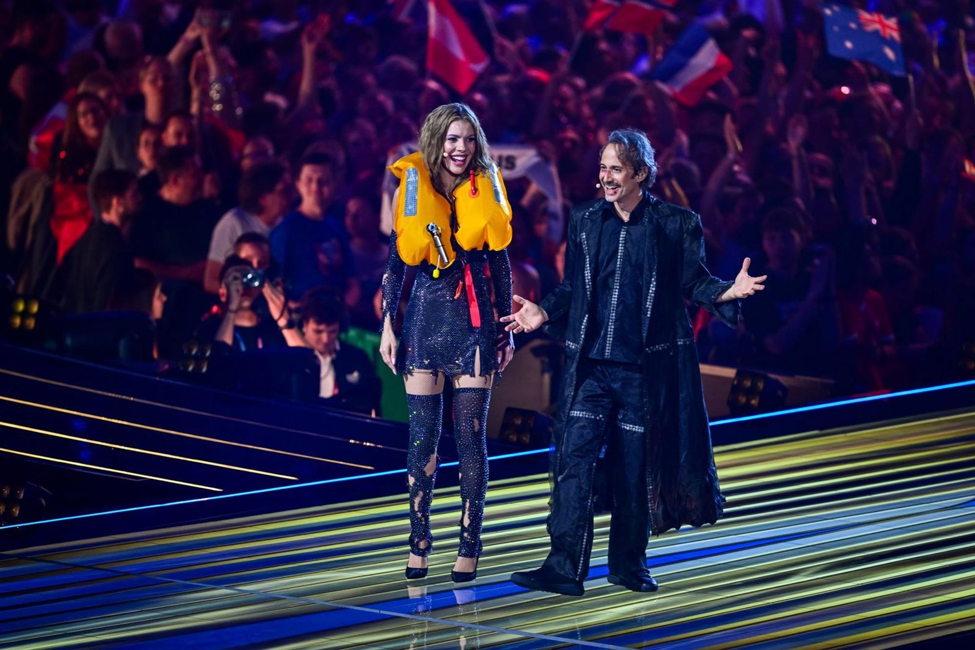 Victoria Swarovski und Michael Ostrowski starten mit einer Persiflage auf JJs „Wasted Love“. (Bild: 2026 Getty Images/Christian Bruna)