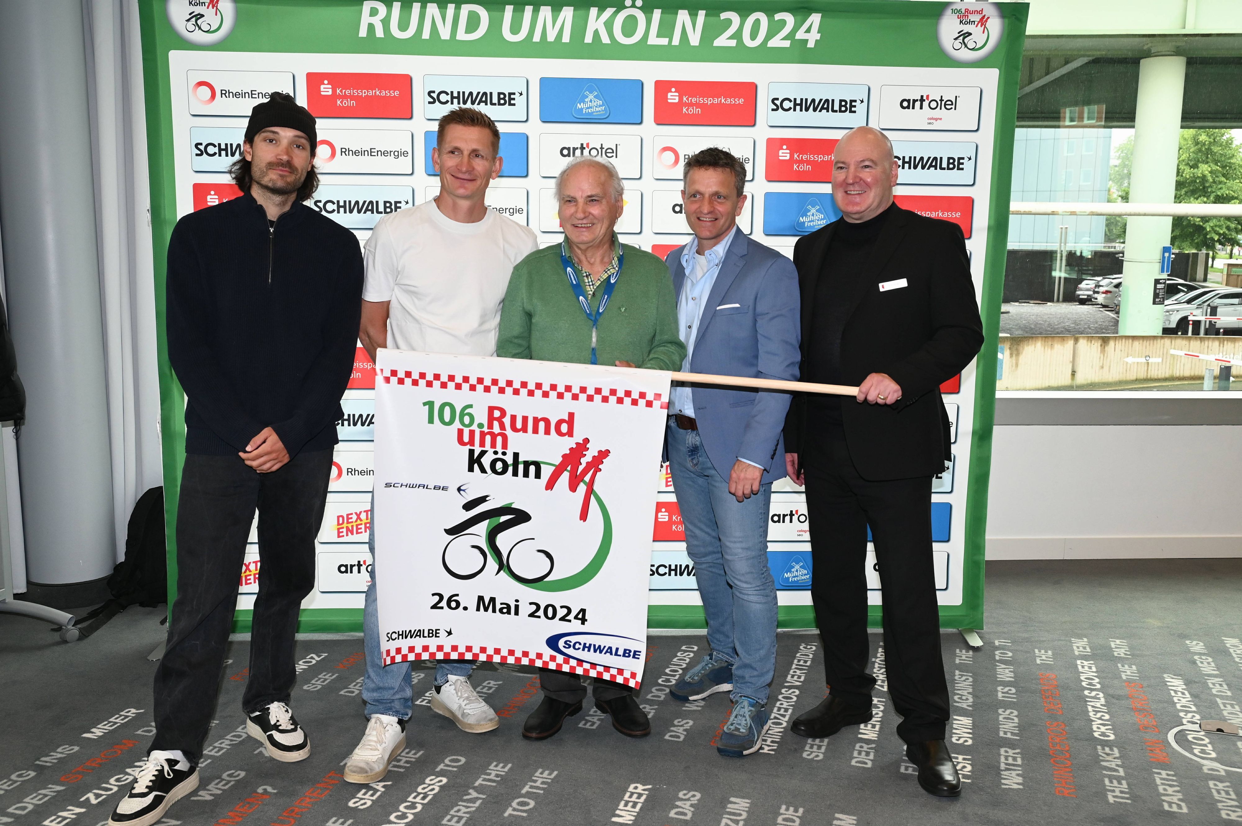 Radrennfahrer Andre Greipel, der Radrennfahrer Rick Zabel, der ehemalige Organisator Artur Tabat, Geschäftsführer Kölner AusdauerSport GmbH Markus Frisch und Hoteldirektor artotel cologne Philip Skitch, l-r, bei der Pressekonferenz des Radklassiker Rund um Köln der dieses Jahr zum 106. mal stattfindet. *** Cyclist Andre Greipel, cyclist Rick Zabel, former organizer Artur Tabat, managing director of Kölner AusdauerSport GmbH Markus Frisch and hotel director artotel cologne Philip Skitch, l r, at the press conference of the cycling classic Rund um Köln, which takes place for the 106th time this year.