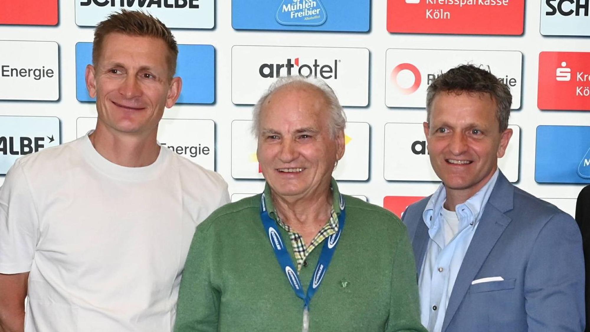 Radrennfahrer Andre Greipel, der Radrennfahrer Rick Zabel, der ehemalige Organisator Artur Tabat, Geschäftsführer Kölner AusdauerSport GmbH Markus Frisch und Hoteldirektor artotel cologne Philip Skitch, l-r, bei der Pressekonferenz des Radklassiker Rund um Köln der dieses Jahr zum 106. mal stattfindet. *** Cyclist Andre Greipel, cyclist Rick Zabel, former organizer Artur Tabat, managing director of Kölner AusdauerSport GmbH Markus Frisch and hotel director artotel cologne Philip Skitch, l r, at the press conference of the cycling classic Rund um Köln, which takes place for the 106th time this year.
