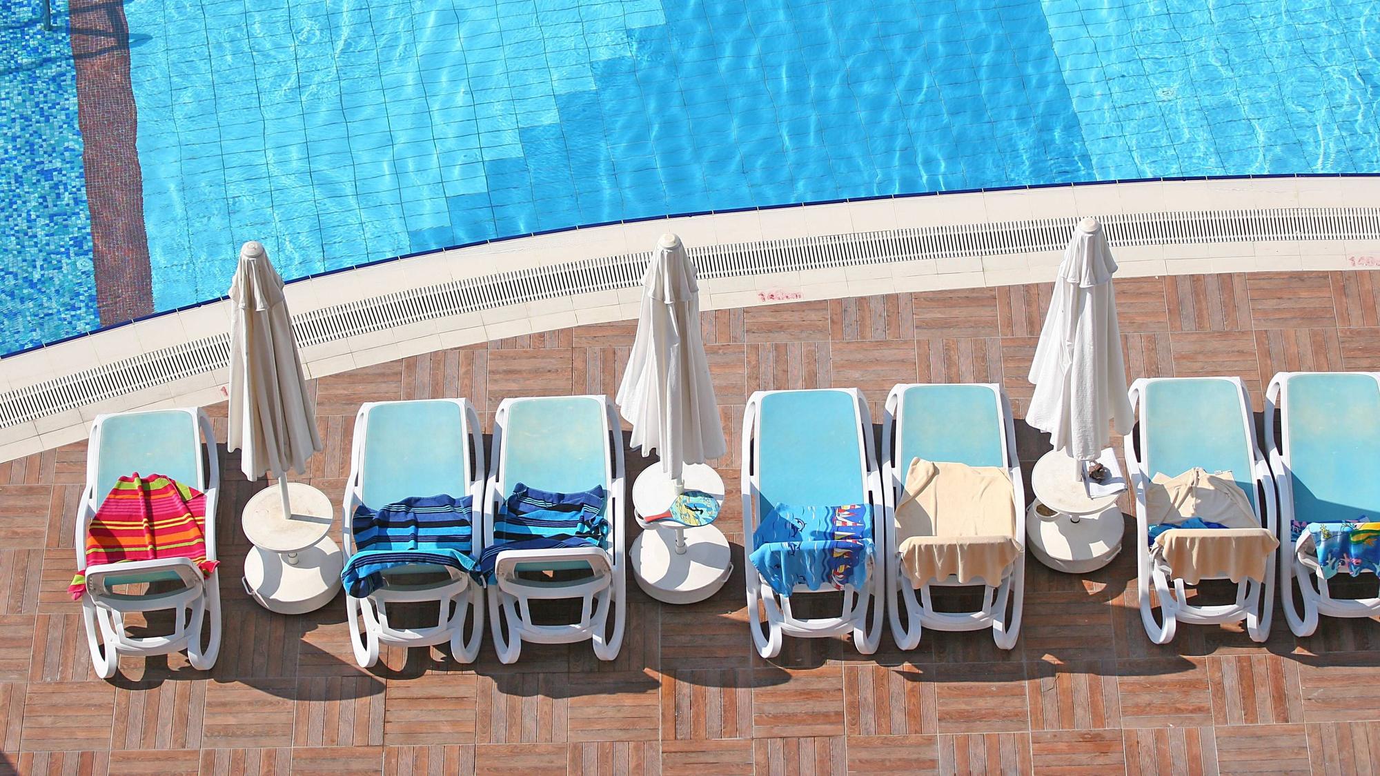 reservierte Liegen am Pool in Side Türkei 2014
Reserved lie at Pool in Side Turkey 2014