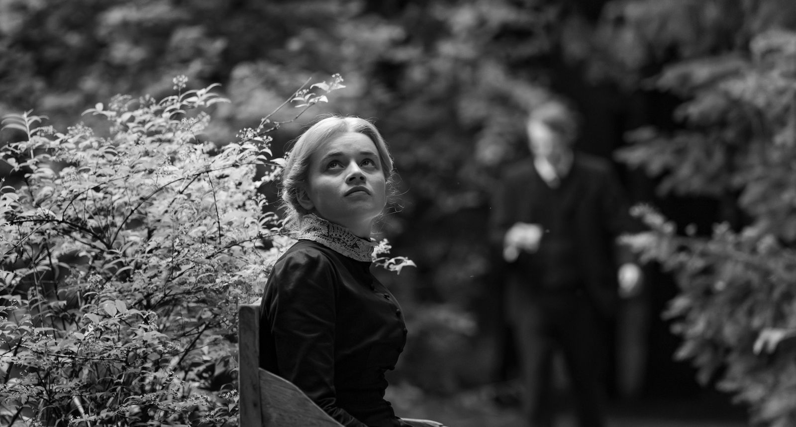 Als erste Frau an der Universität Marburg erforscht die Biologie-Studentin Grete (Luna Wedler) 1908 die Verbindung zwischen dem menschlichen und dem pflanzlichen Leben.  (Bild: Lenke Szilágyi / Pandora Film)