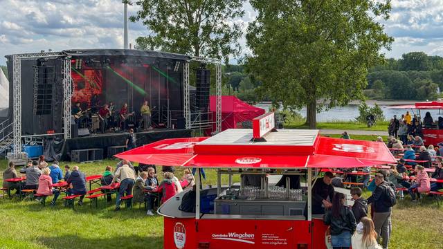 Trotz wechselhaften Wetters zieht „Live am Rhein“ am Donnerstag Besucher an.
