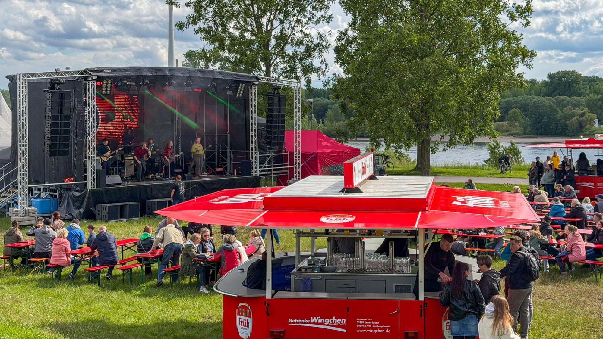 Trotz wechselhaften Wetters zieht „Live am Rhein“ am Donnerstag Besucher an.