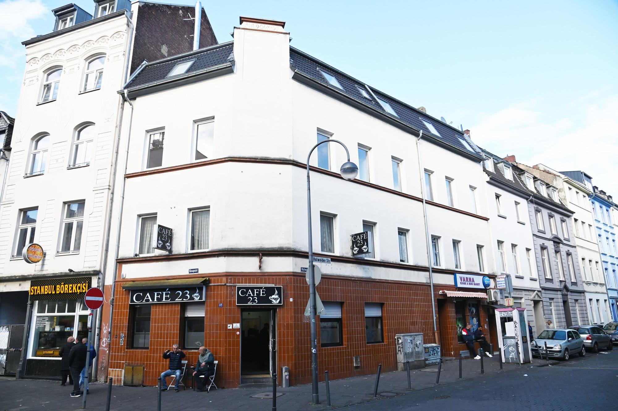 Das Eckhaus Keupstraße/Holweider Straße. Auch schon vor über 100 Jahren war hier eine Gaststätte untergebracht. Über der Kneipe verübte im Mai 1913 der Serienmörder Peter Kürten seinen ersten nachgewiesenen Mord.