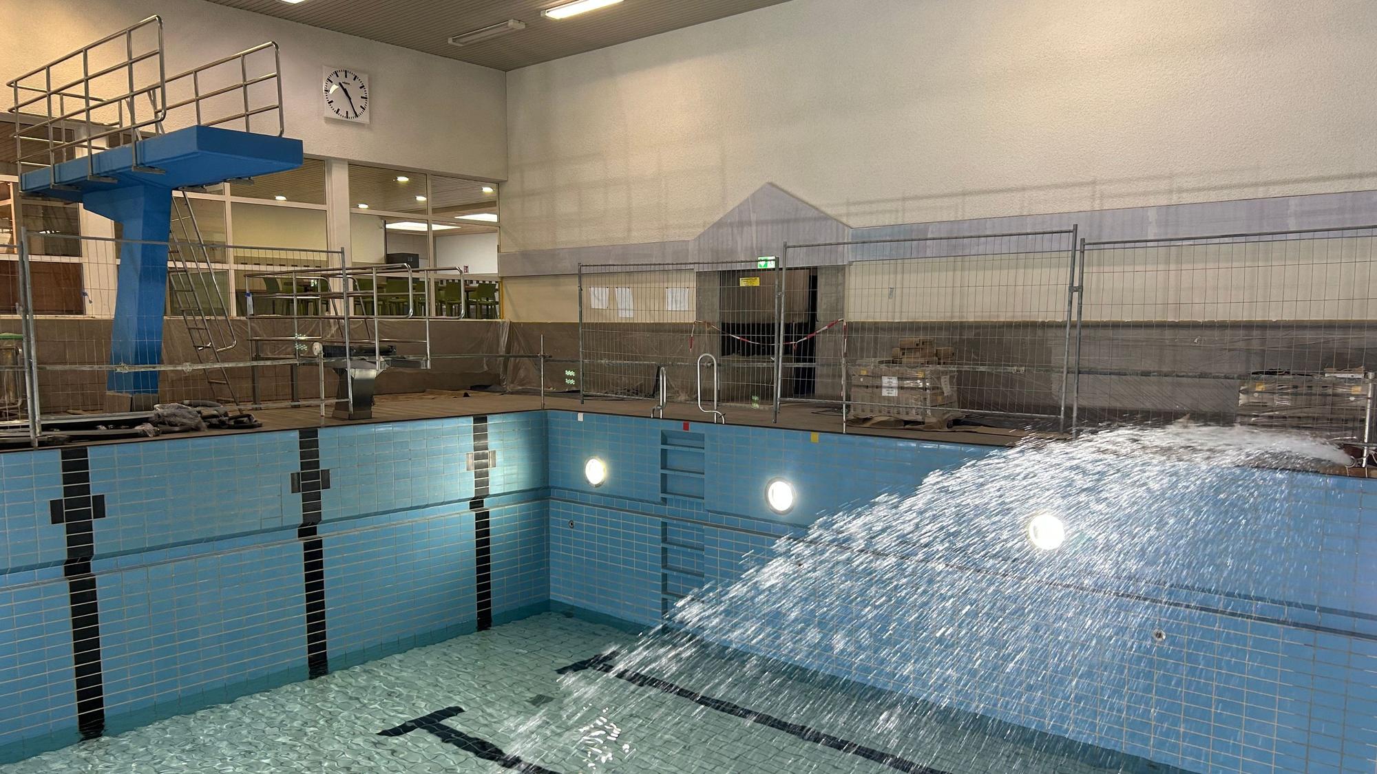 Das Vitalbad in Burscheid war seit August 2023 geschlossen, am Freitag wurde begonnen, das größte Mehrzweckbecken mit Wasser zu füllen.