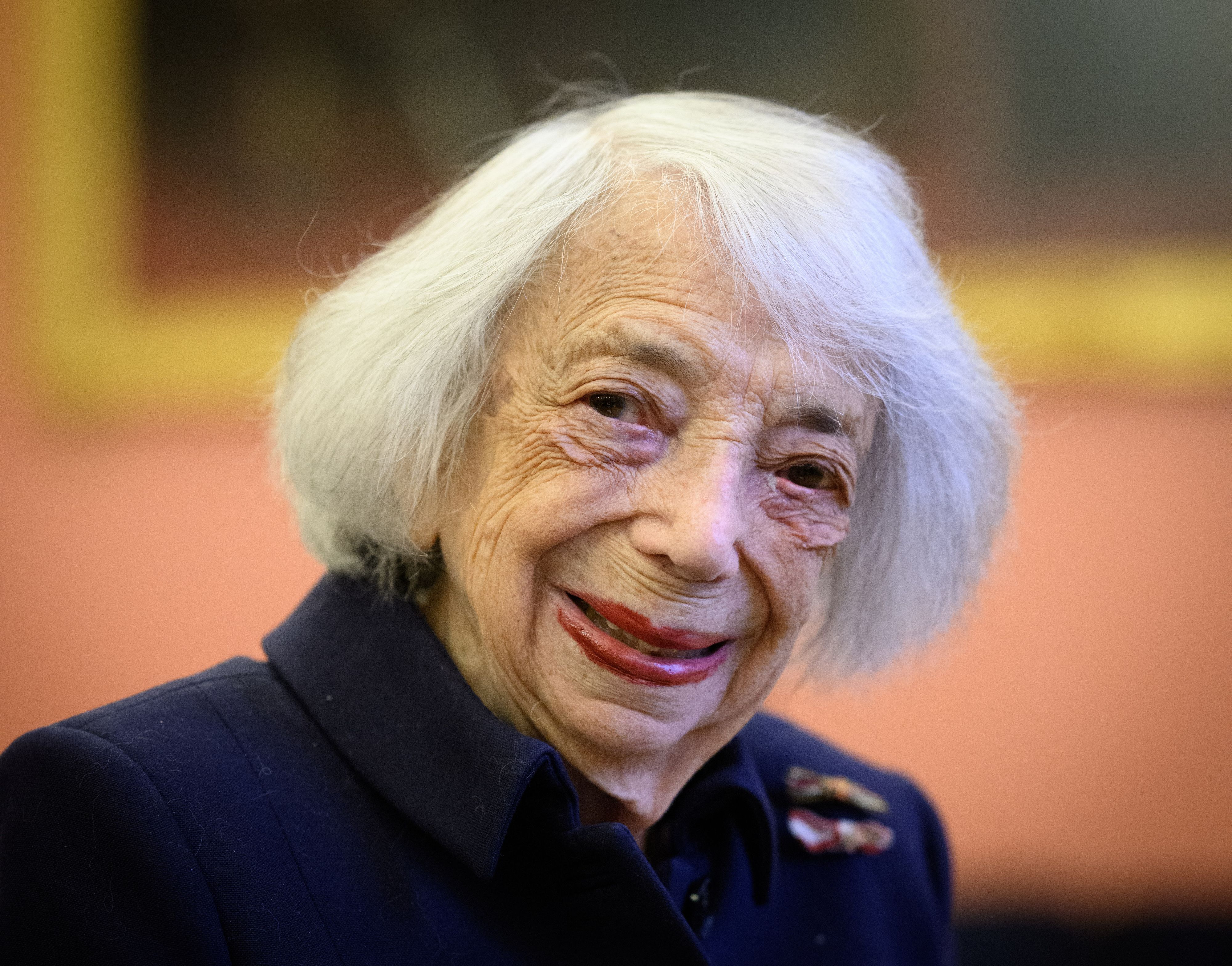Margot Friedländer, Holocaust-Überlebende und Ehrenbürgerin von Berlin, sitzt vor der Verleihung der Würde einer Ehrenbürgerin von Berlin durch den Regierenden Bürgermeister an die Verlegerin Friede Springer im Festsaal des Roten Rathauses.