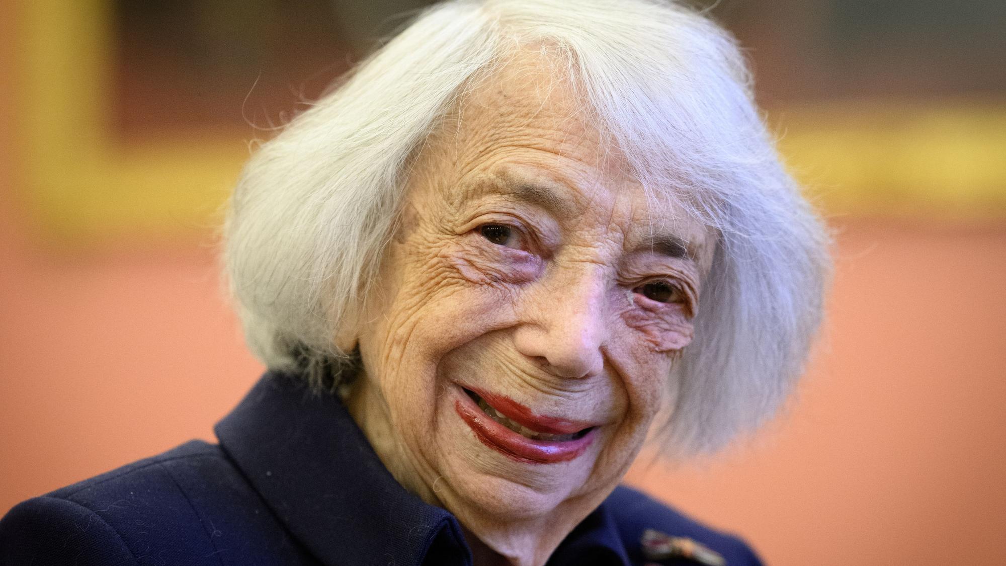 Margot Friedländer, Holocaust-Überlebende und Ehrenbürgerin von Berlin, sitzt vor der Verleihung der Würde einer Ehrenbürgerin von Berlin durch den Regierenden Bürgermeister an die Verlegerin Friede Springer im Festsaal des Roten Rathauses.
