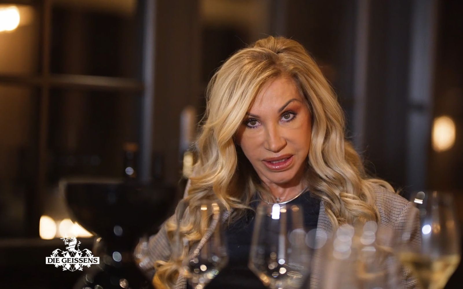 Carmen ermahnt ihre Töchter, nicht so viel zu trinken. (Bild: RTLZWEI)