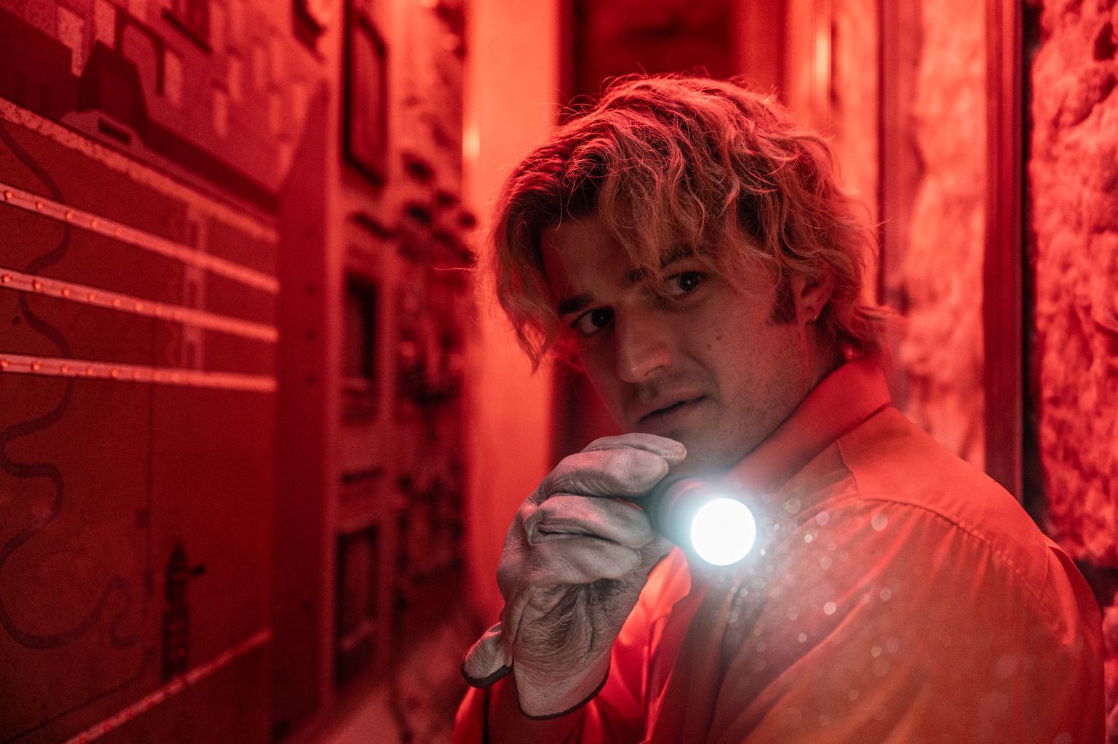 Teacakes (Joe Keery) Job in einem Self-Storage-Lager ist eigentlich ziemlich langweilig, dann aber beginnt die „wildeste Nachtschicht“ seines Lebens. (Bild: Studiocanal GmbH/Reiner Bajo)