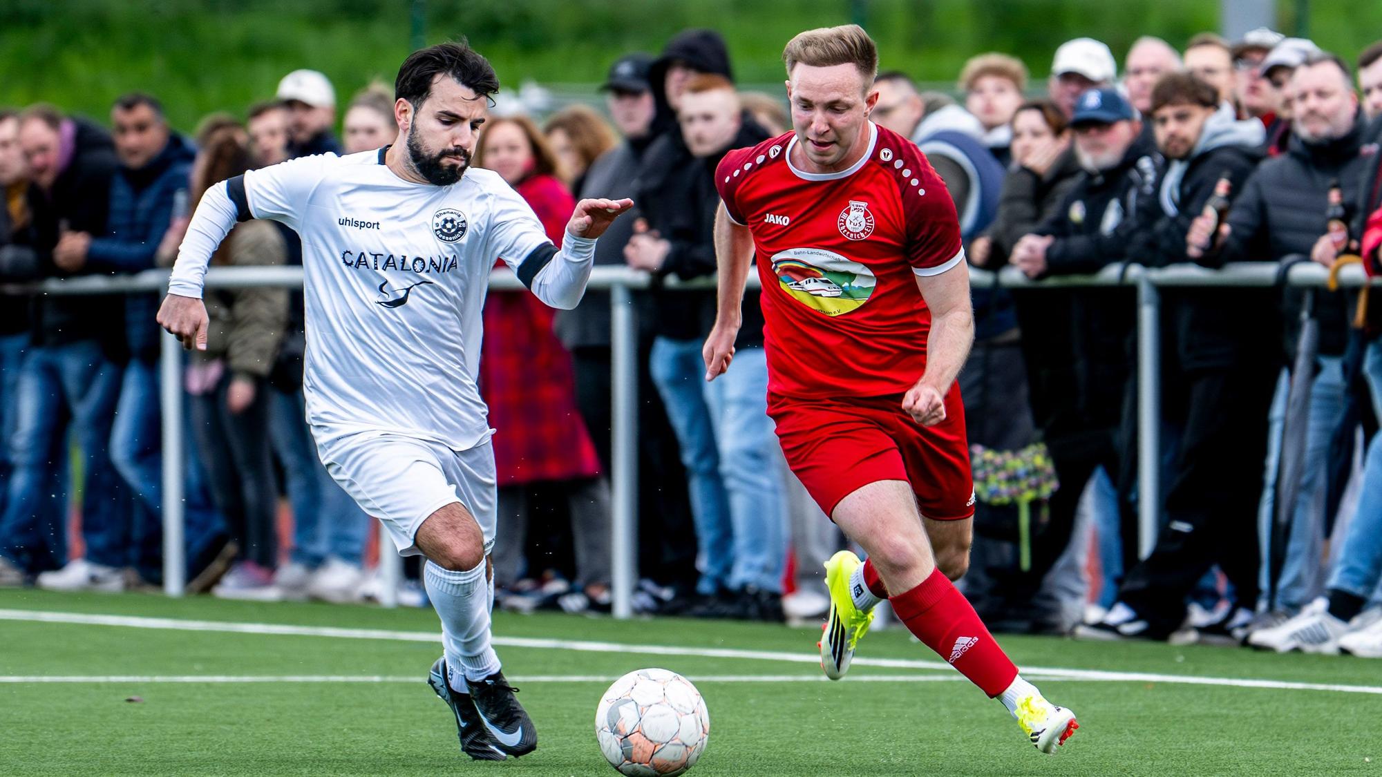Das Bild zeigt den Mechernicher im Laufduell mit einem Bessenicher Gegenspieler.