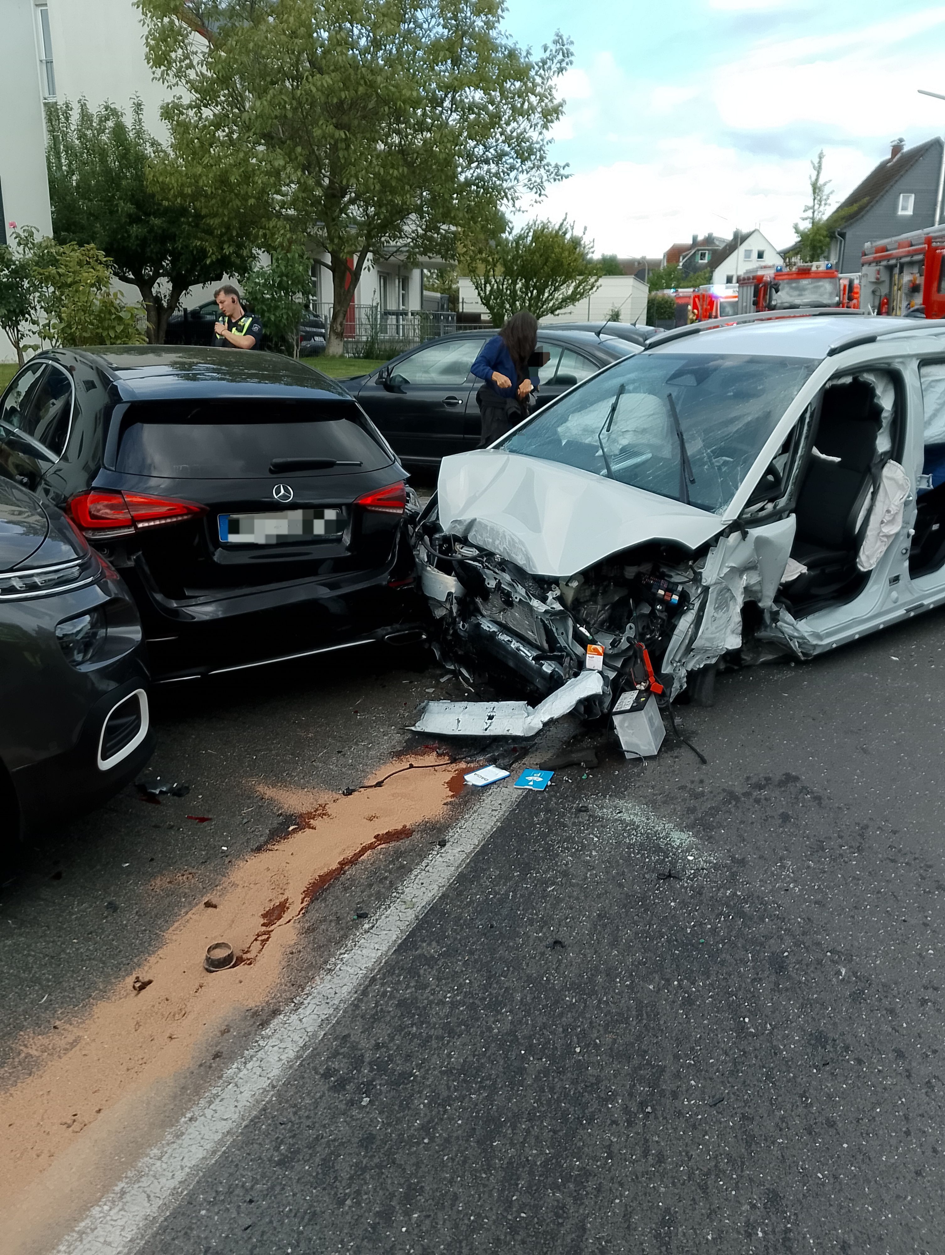 Mit hydraulischen Geräten musste die Feuerwehr zwei Insassen aus dem Fahrzeug befreien. Sie wurden anschließend vom Rettungsdienst versorgt.