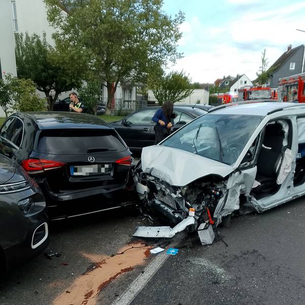 Mit hydraulischen Geräten musste die Feuerwehr zwei Insassen aus dem Fahrzeug befreien. Sie wurden anschließend vom Rettungsdienst versorgt.