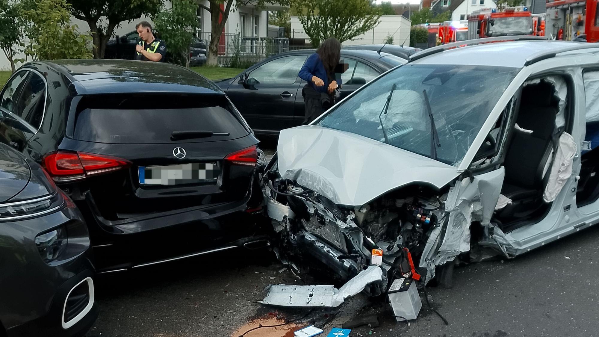 Mit hydraulischen Geräten musste die Feuerwehr zwei Insassen aus dem Fahrzeug befreien. Sie wurden anschließend vom Rettungsdienst versorgt.