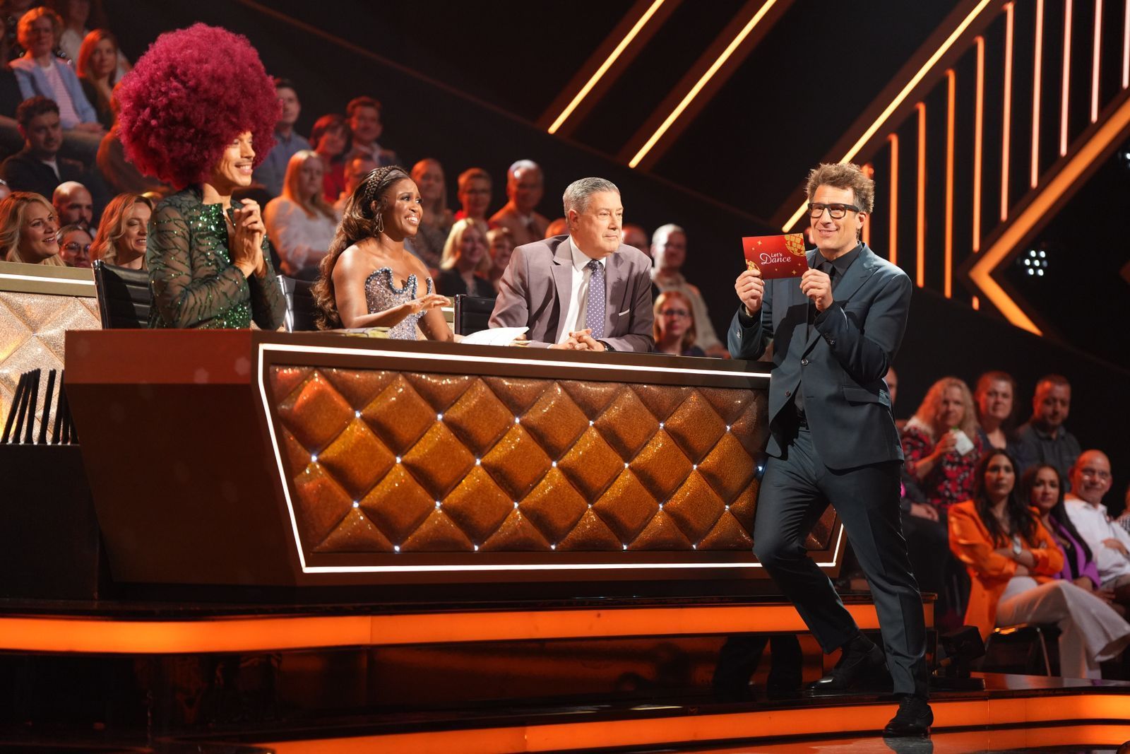 Kurz vor dem Halbfinale schauten Jury und Moderator besonders genau hin, von links: Jorge González, Motsi Mabuse, Joachim Llambi und Daniel Hartwich. (Bild: RTL / Stefan Gregorowius)